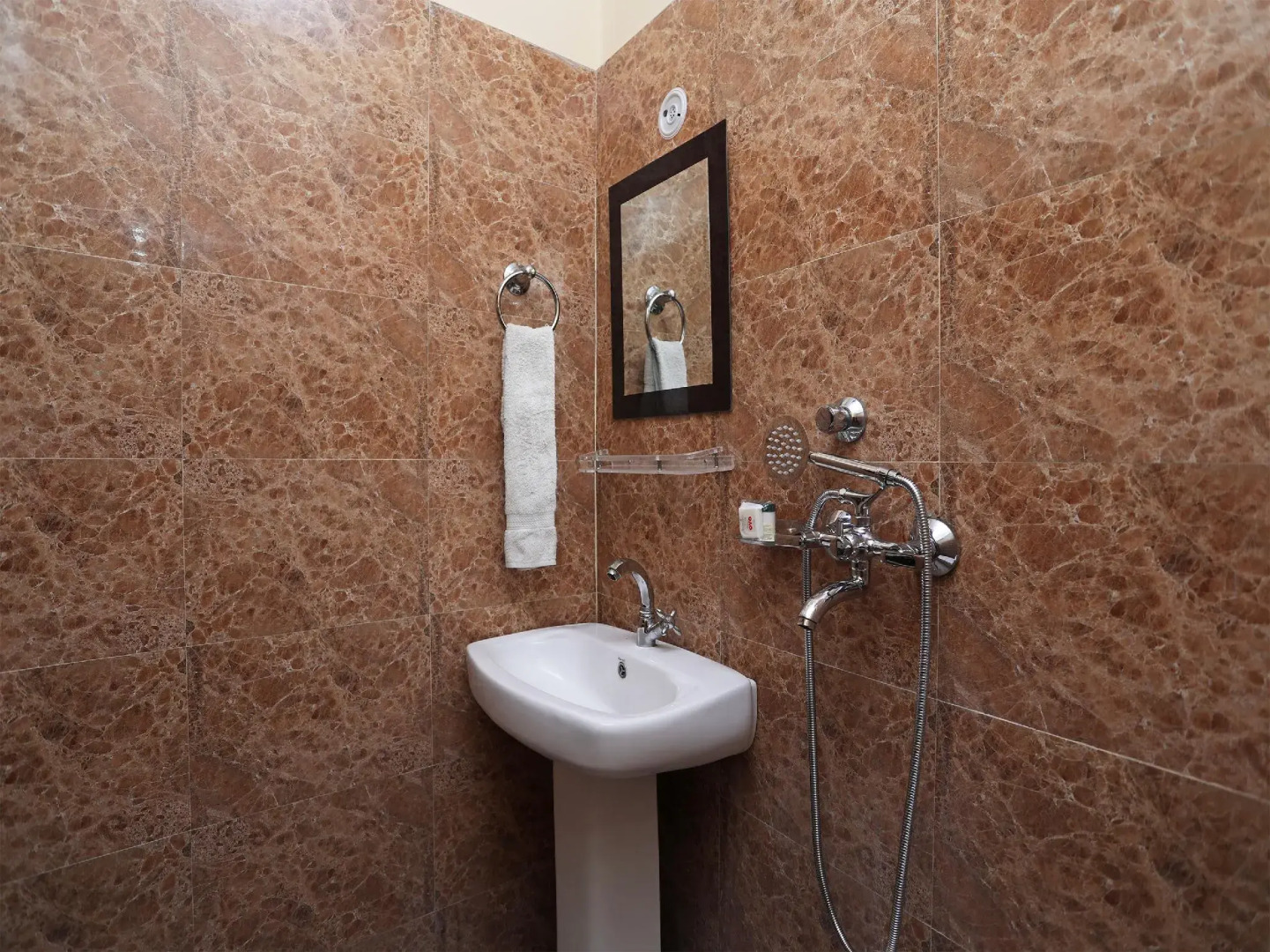 OYO 14949 Hotel Shashi Residency