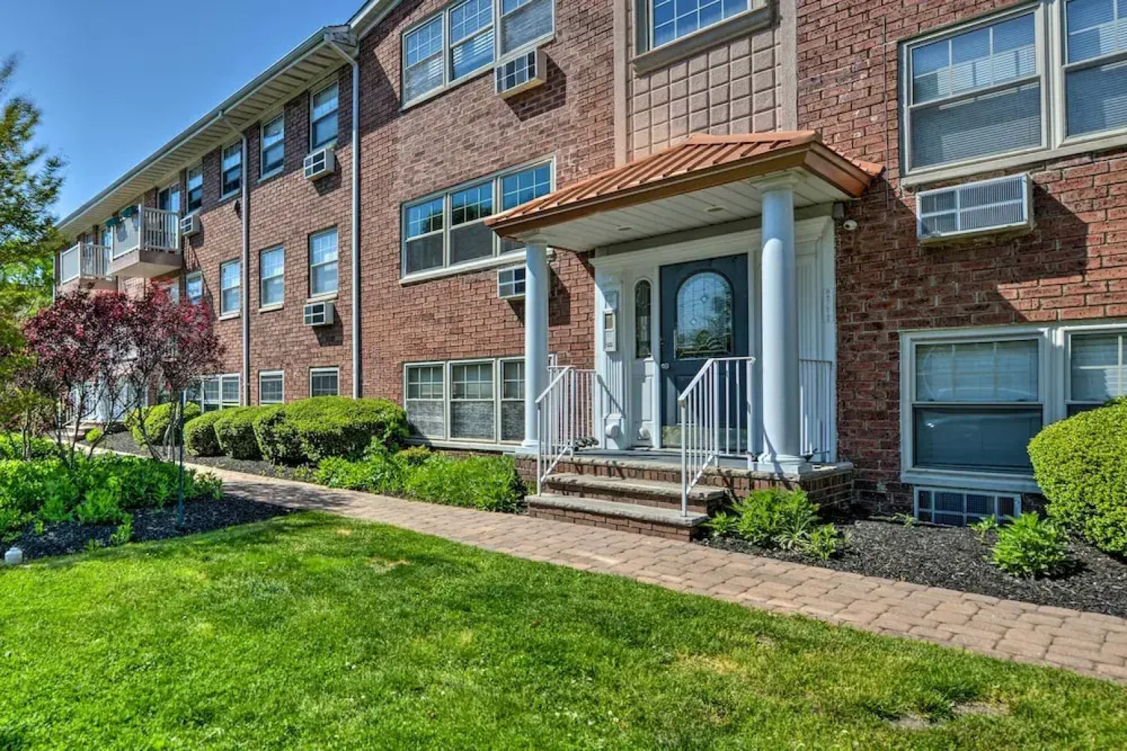 Central & Contemporary NJ Condo: Steps to Shore!