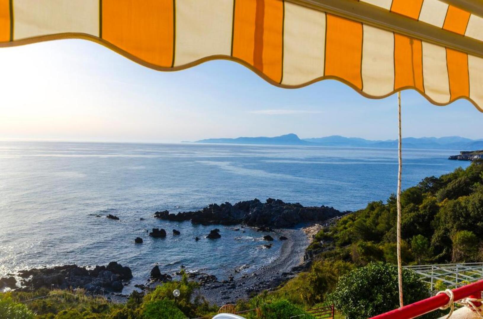 Fantastic studio, 2 min from the beach, sea view !