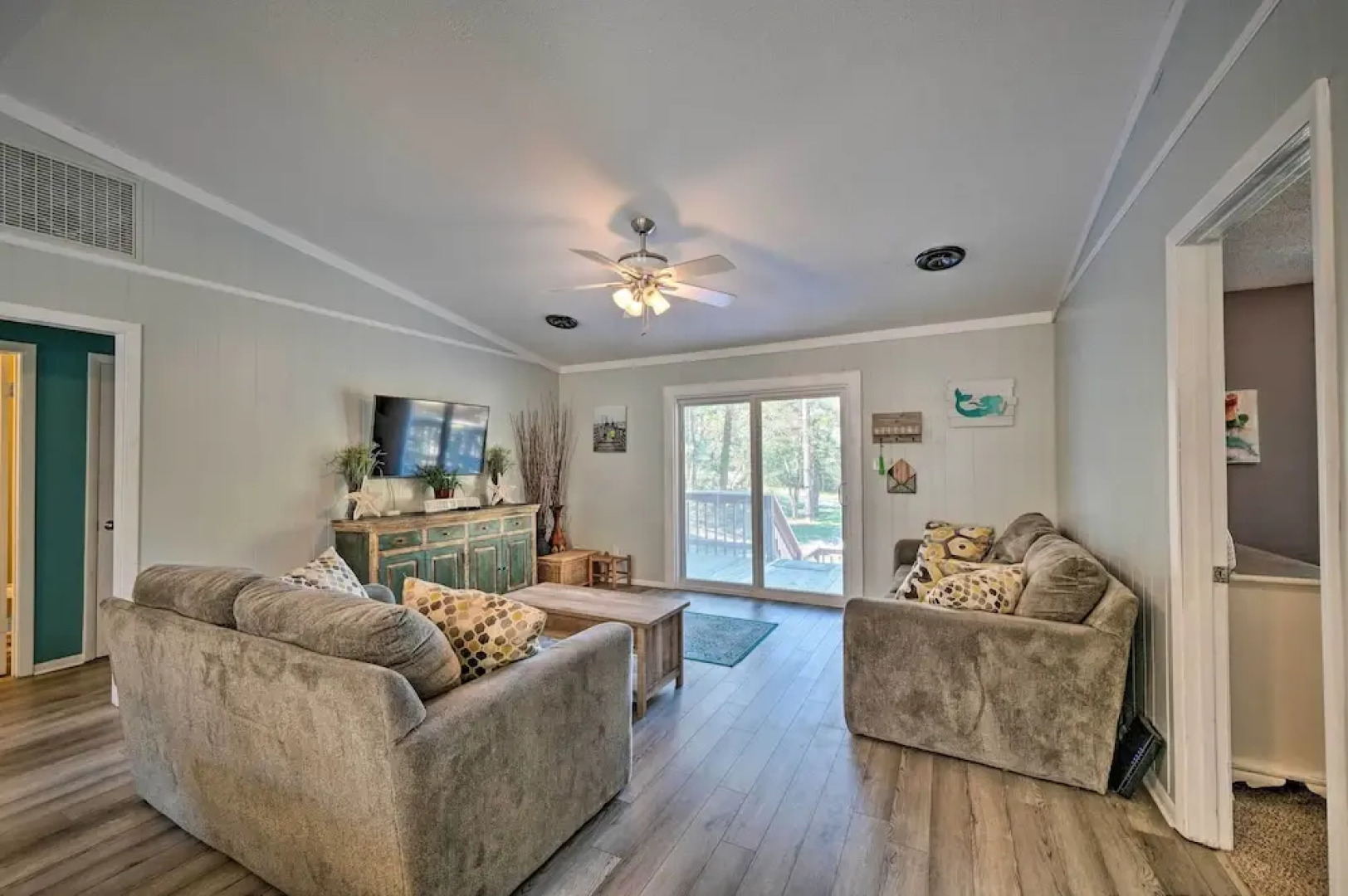 Emerald Isle Escape: Walk to Ocean