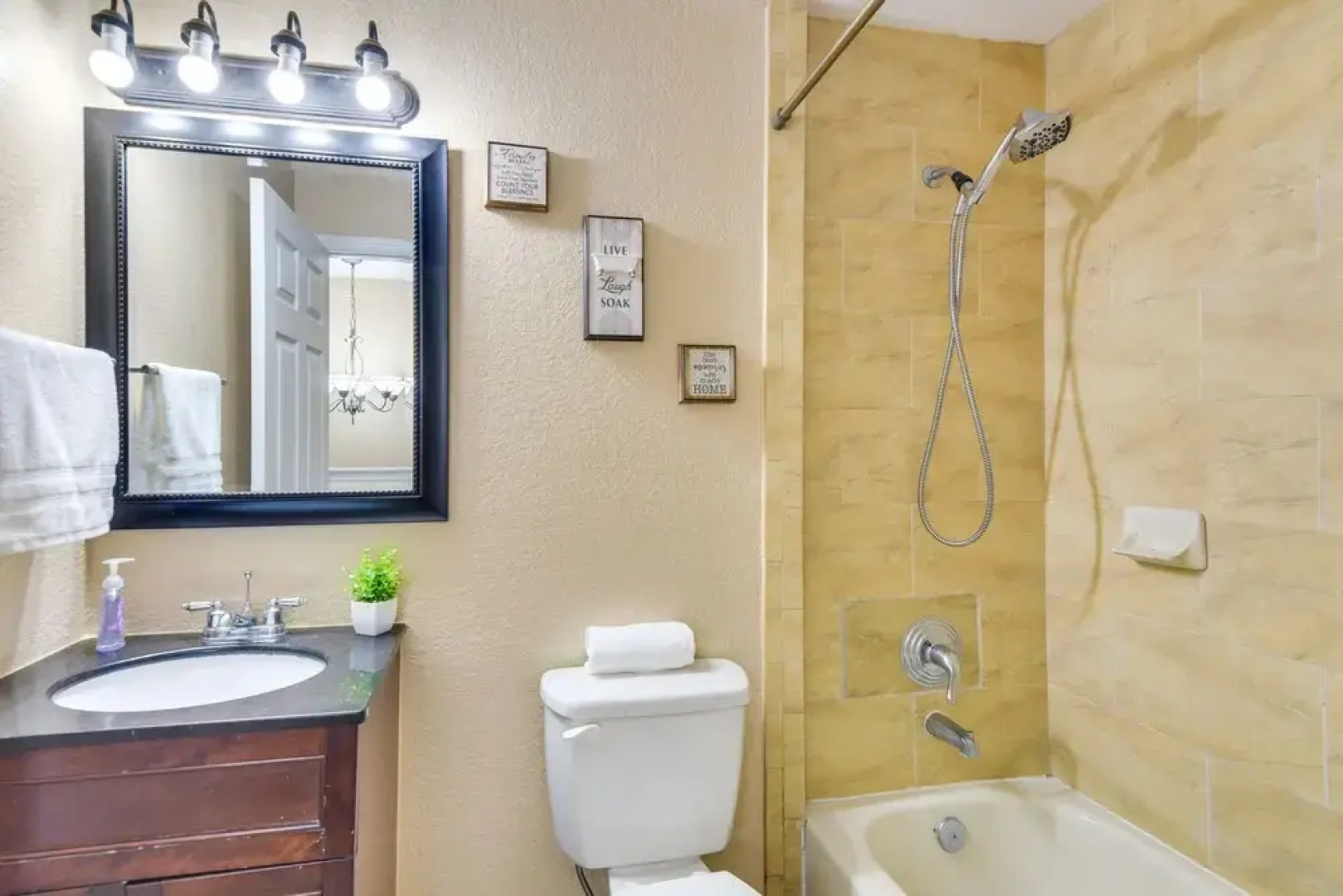 Opa-locka Townhome, 15 Mi to Miami Beach!