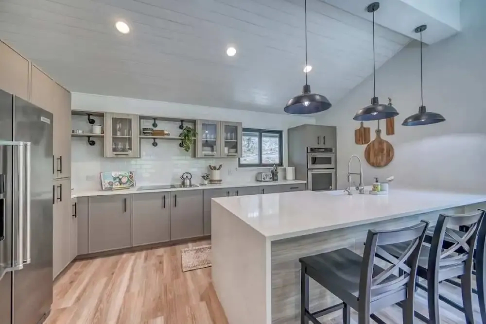 Luxury Riverfront Villa With Firepit & Gameroom!