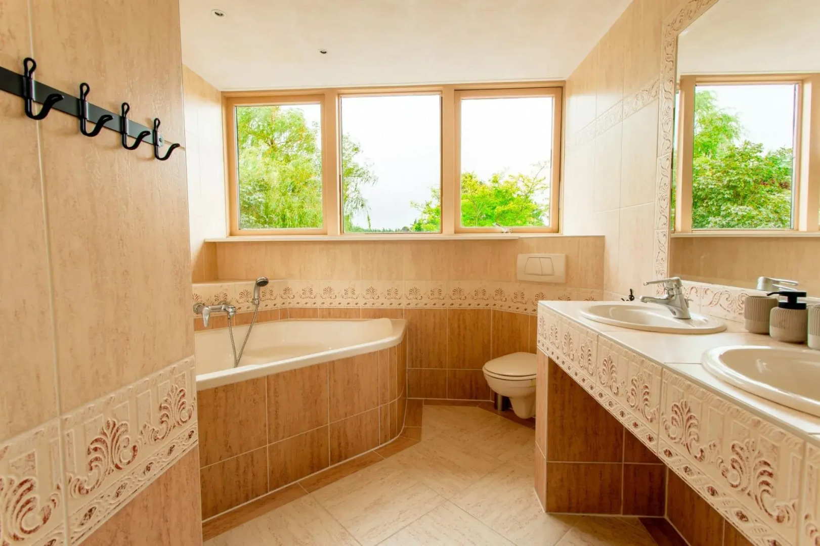 Beautiful American Style Villa With Heated Pool and Jacuzzi