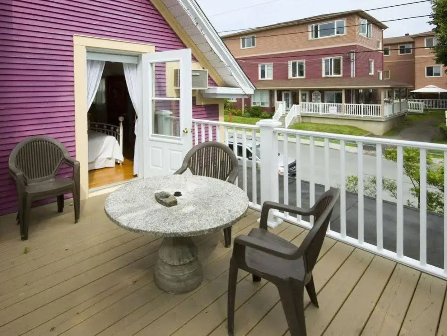Une Fleur au Bord de l'Eau