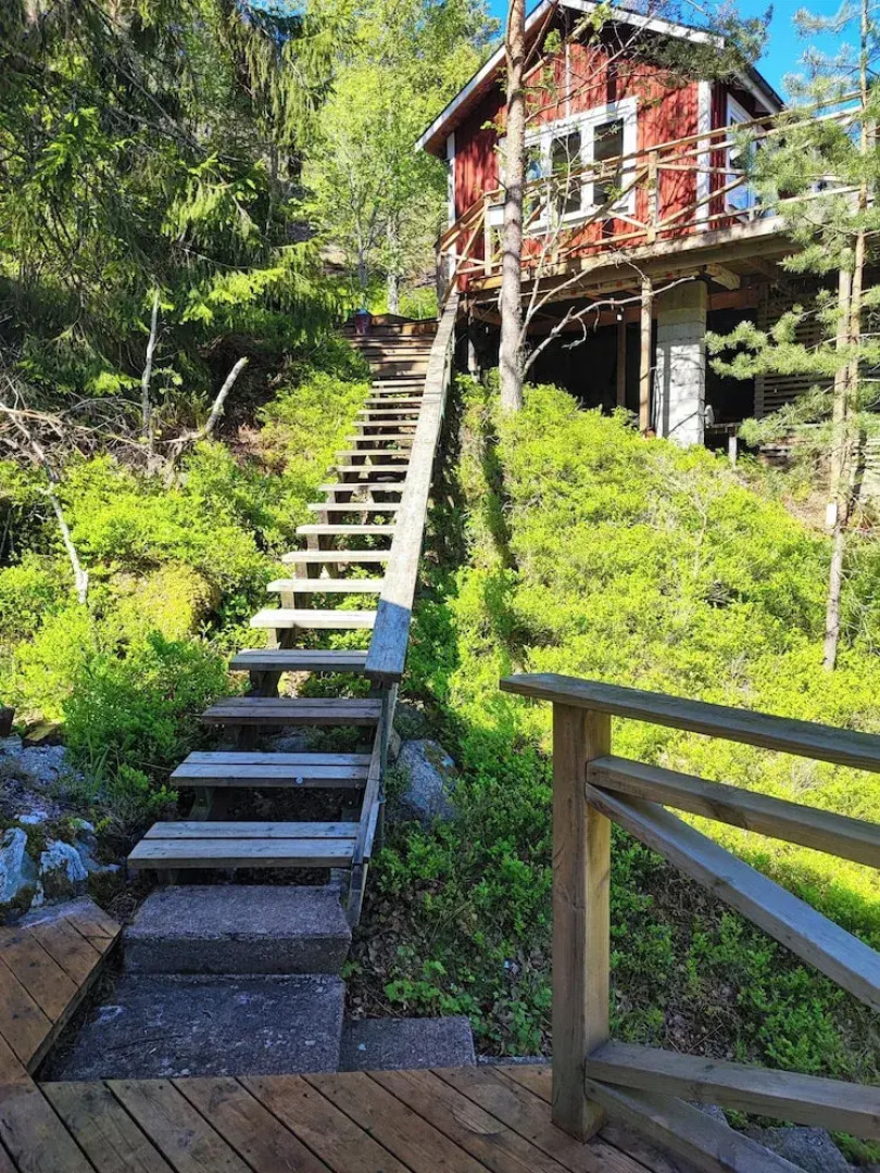 Sea-view Cottage High up in the Trees