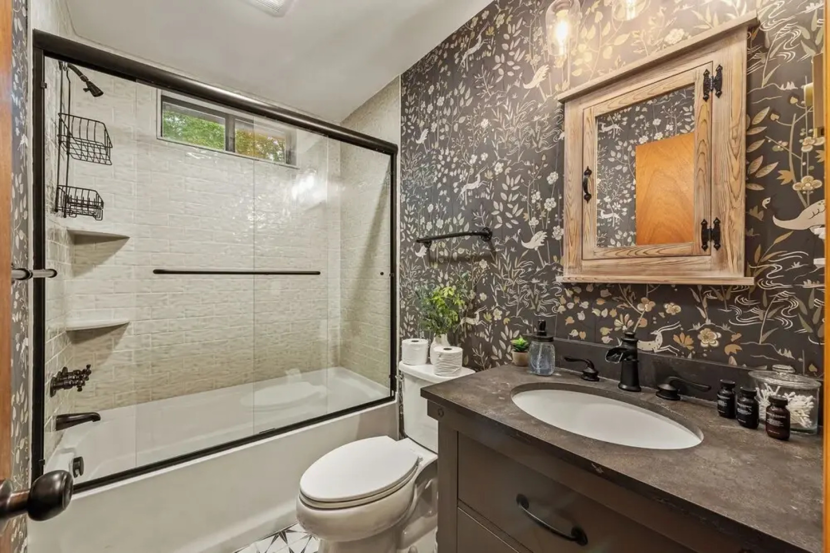 Moose Tracks by Avantstay Hot Tub, Game Room, Deck, Firepit