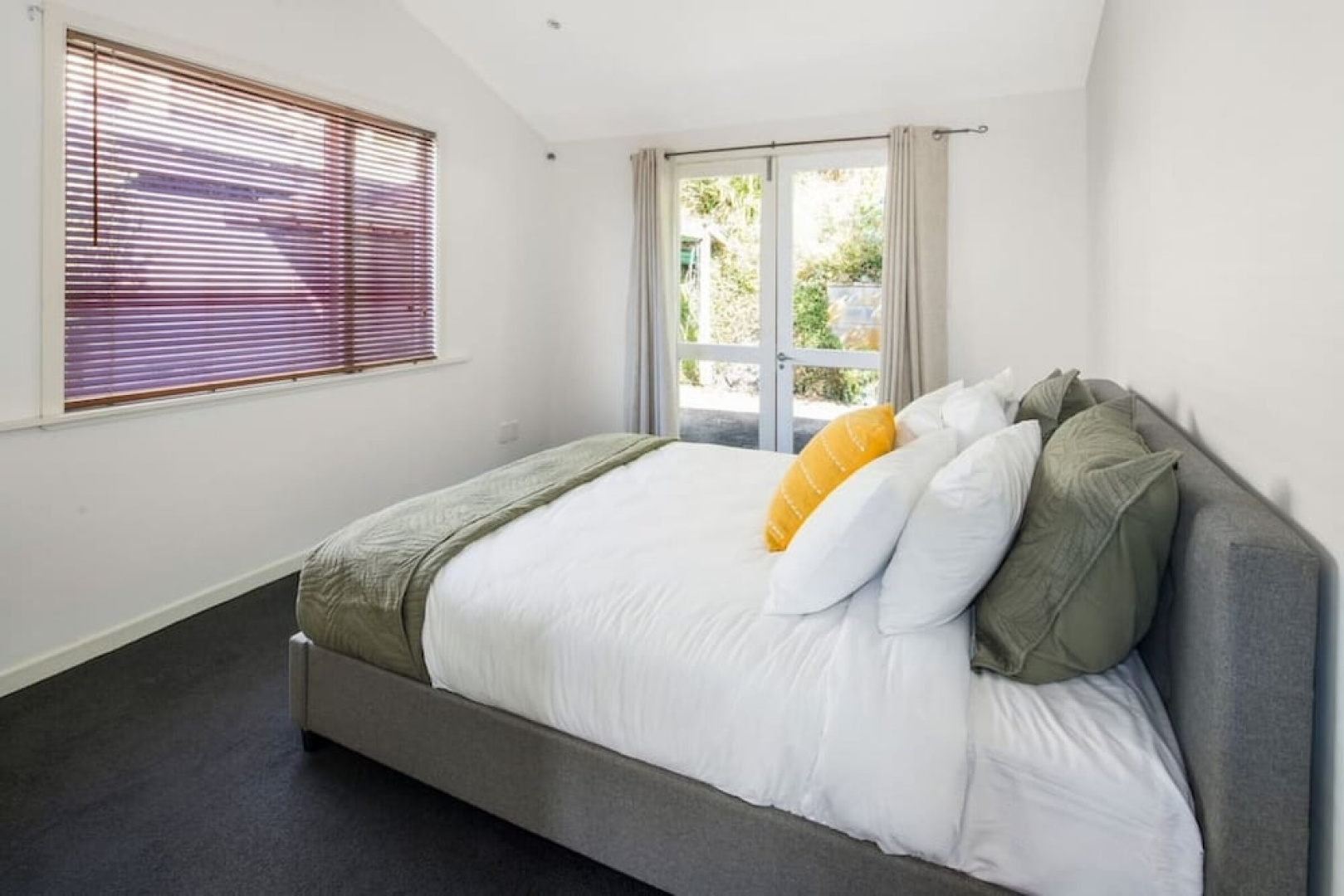 Pristine 2-bed waterfront, Karaka Bays