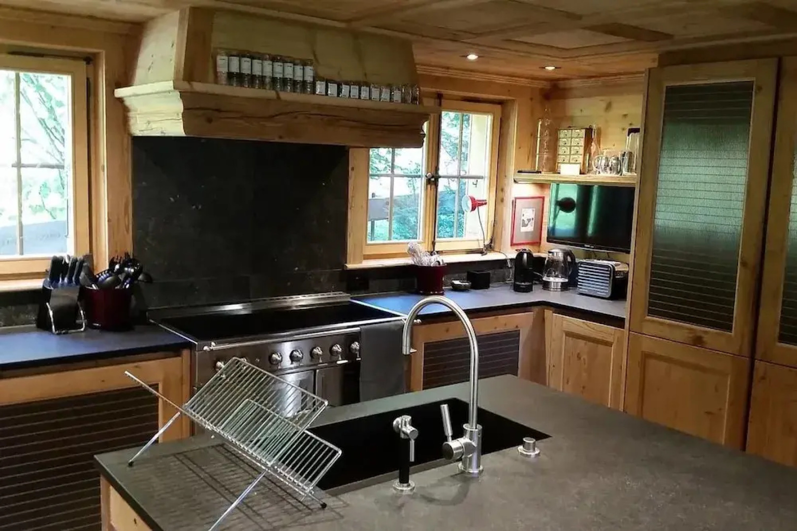 Luxurious Chalet with Hot Tub