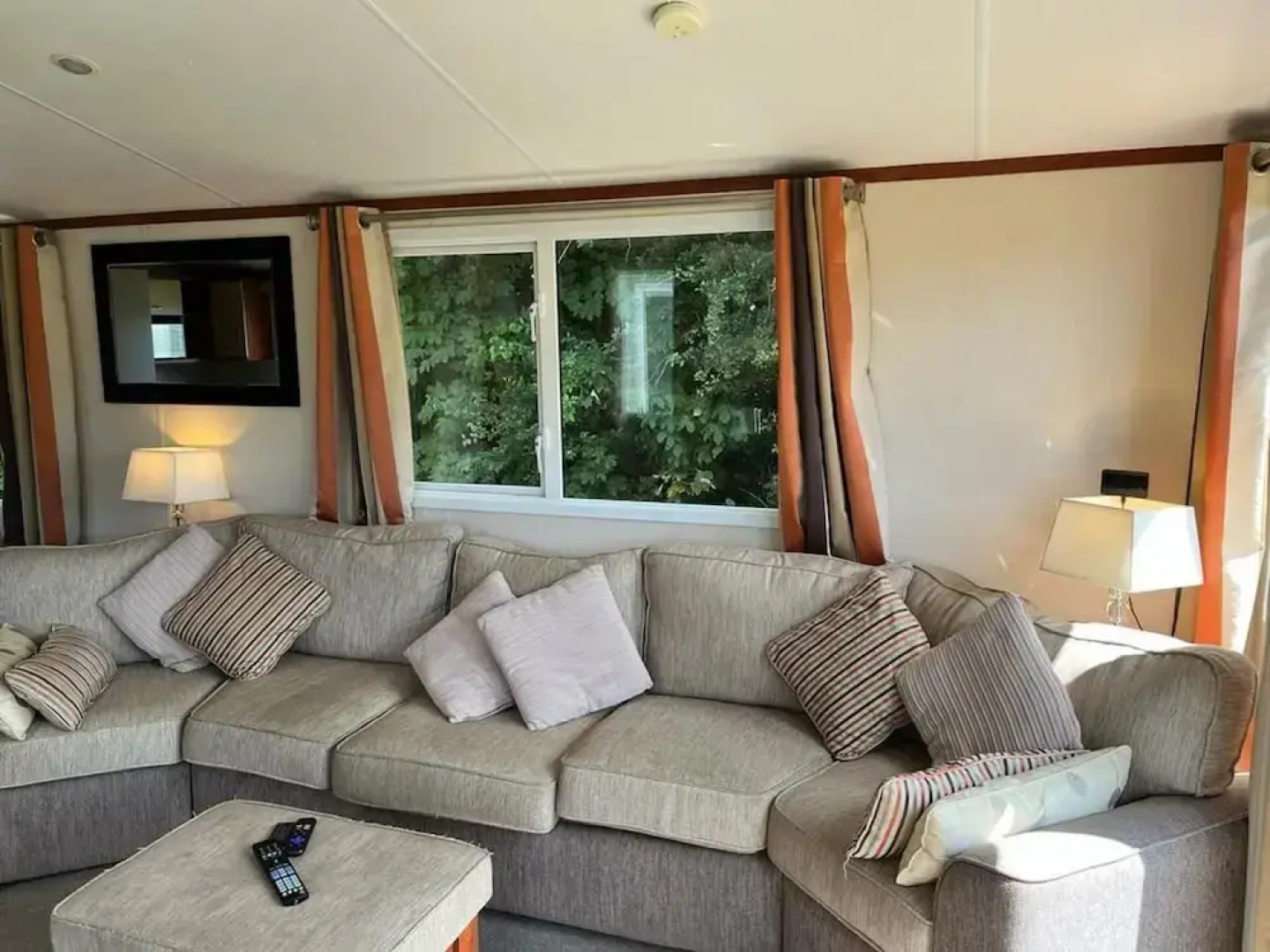 Spacious 2 bed Holiday Home Entertainment on Site