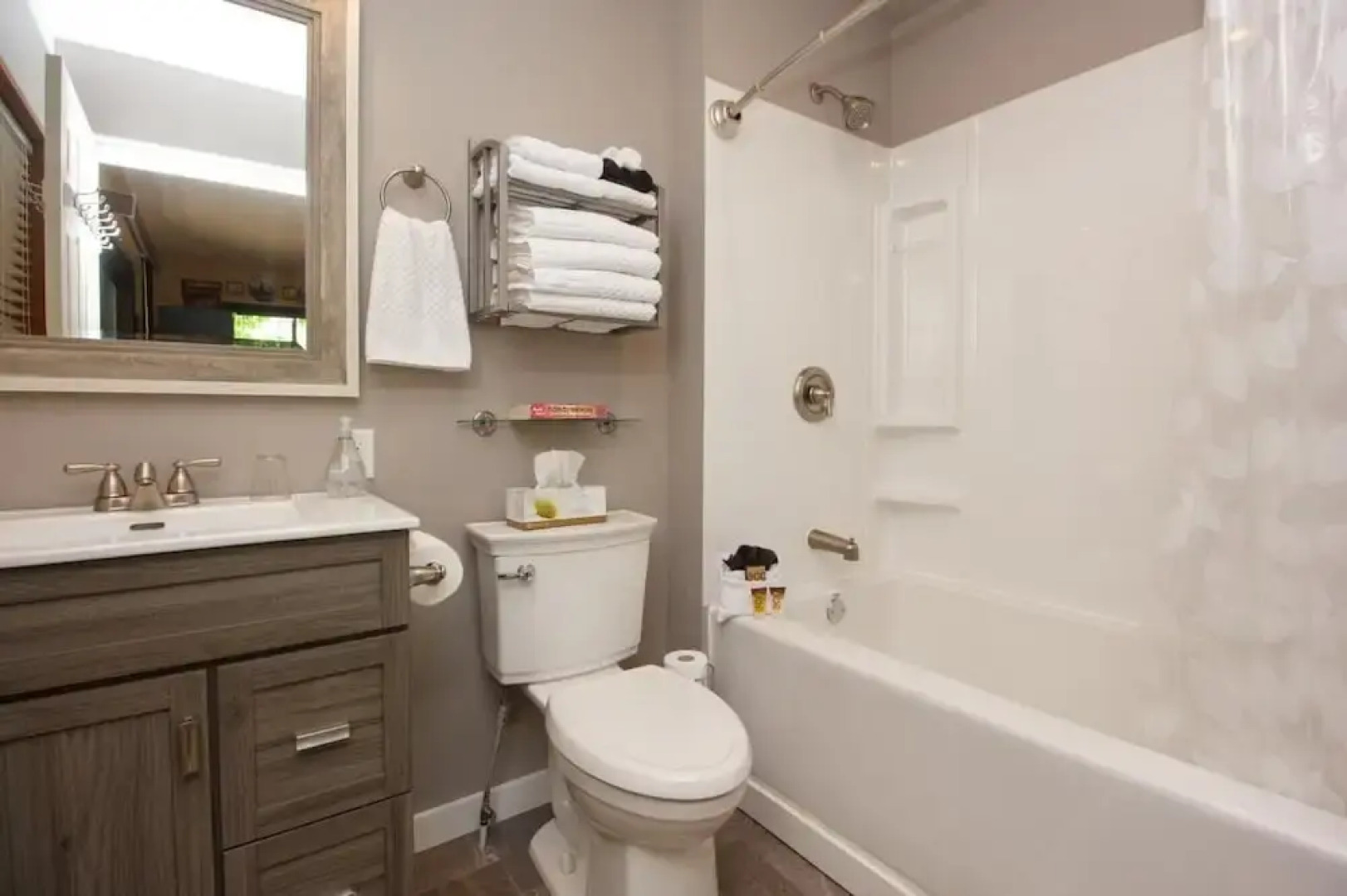 Cole's Bay Vacation Retreat Library Room