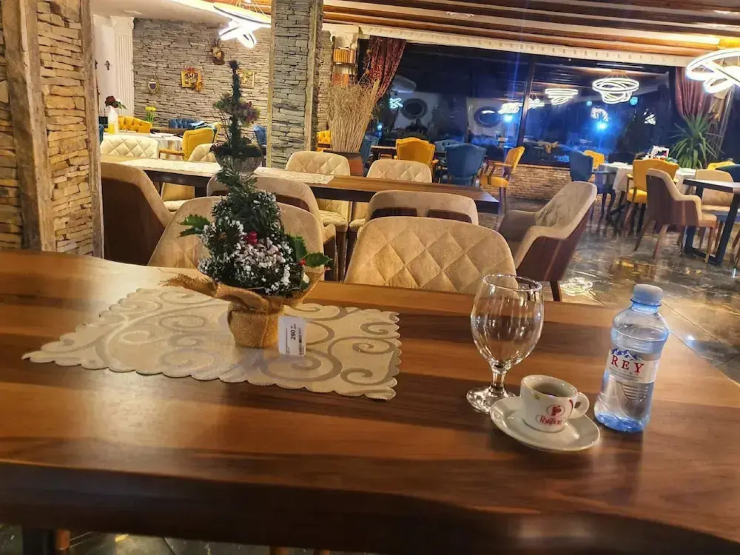 Rey Hotel & Restorant