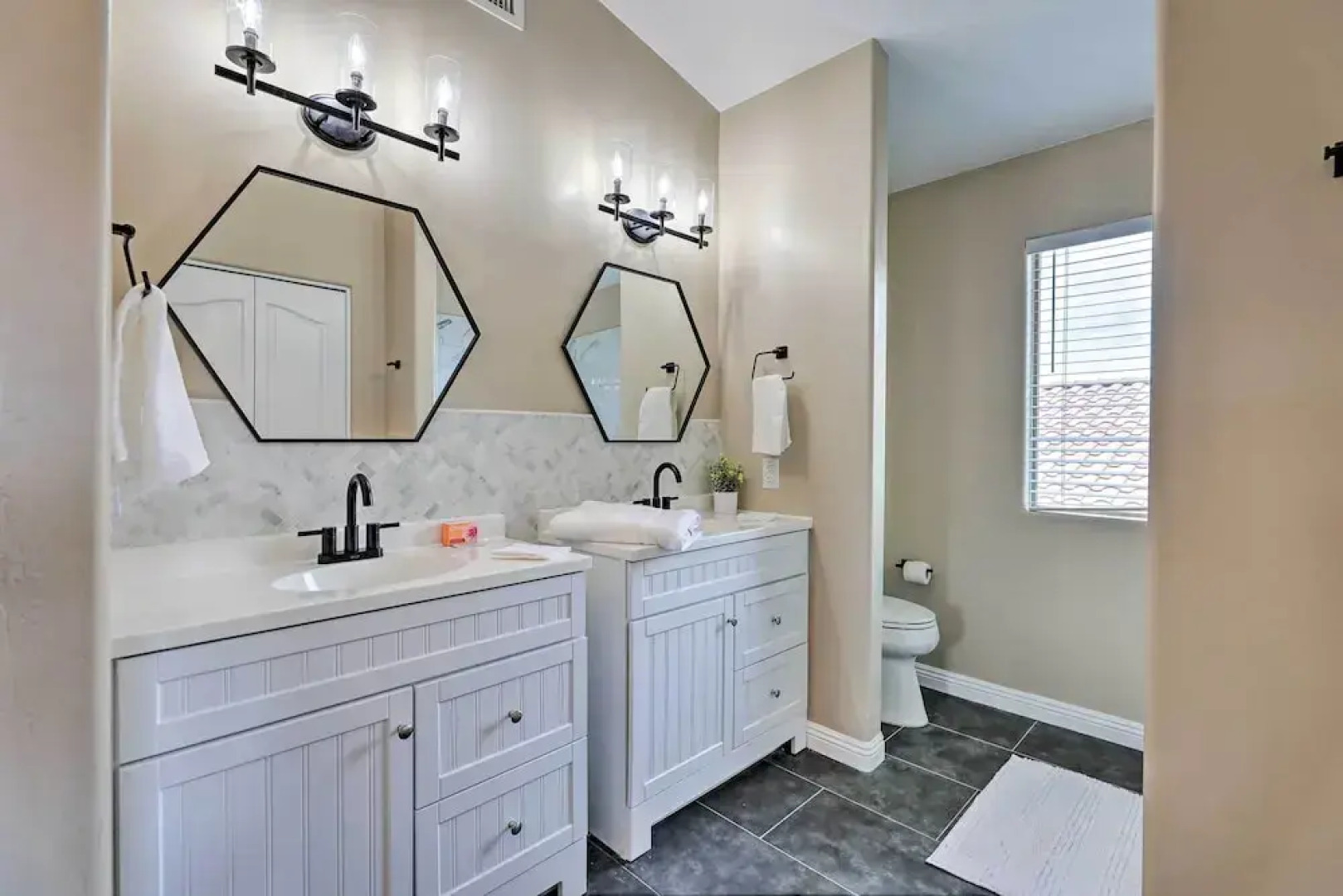 Beautiful Lakefront Peoria Home w/ Community Pool