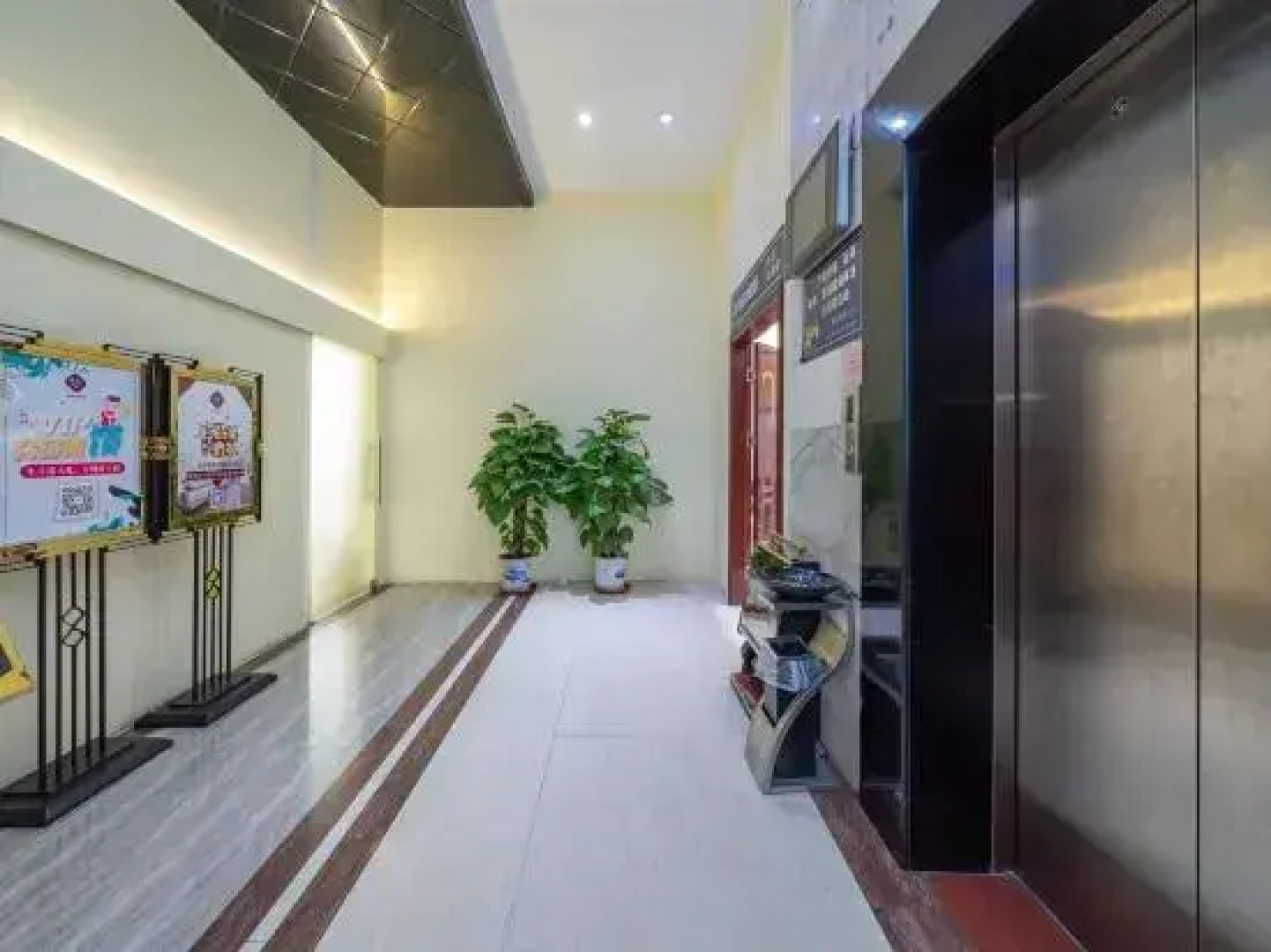 Shangjun Hotel (Hezhou Lingfeng Plaza Branch)