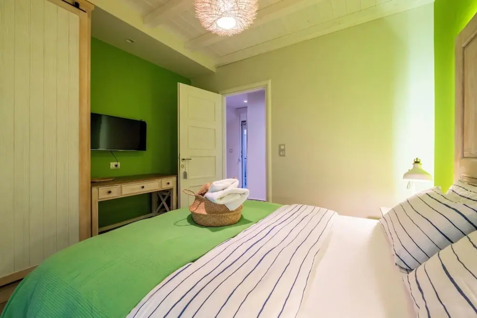 Seabreeze Villa - with Jacuzzi & heated pool