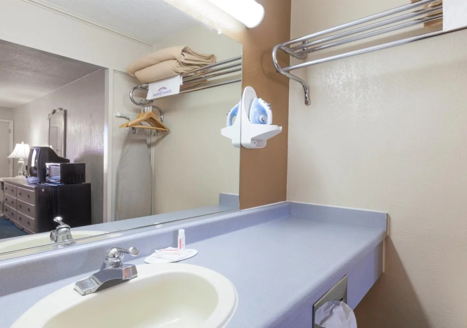 Howard Johnson by Wyndham Bakersfield