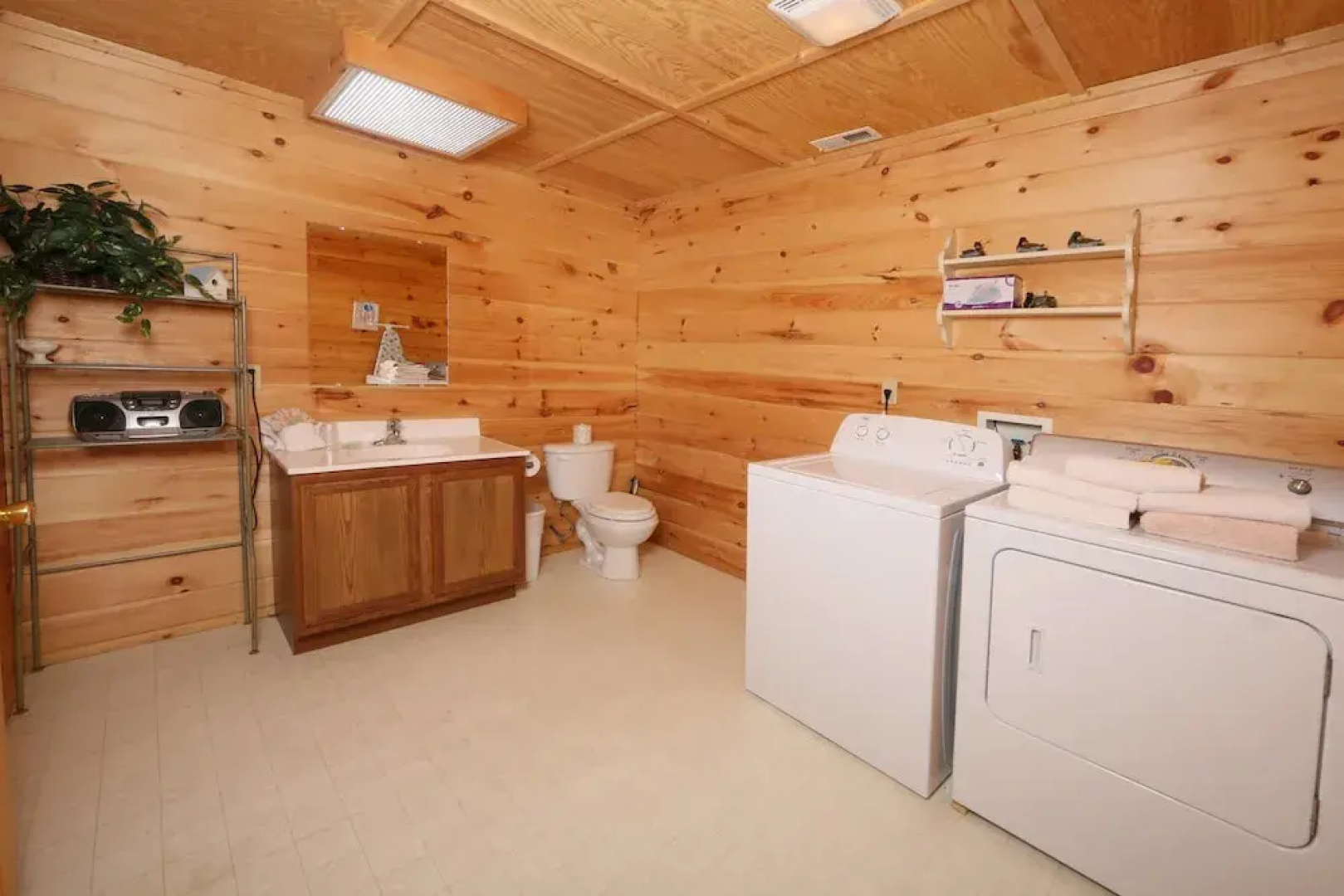Fireside Memories 2 Br cabin by RedAwning
