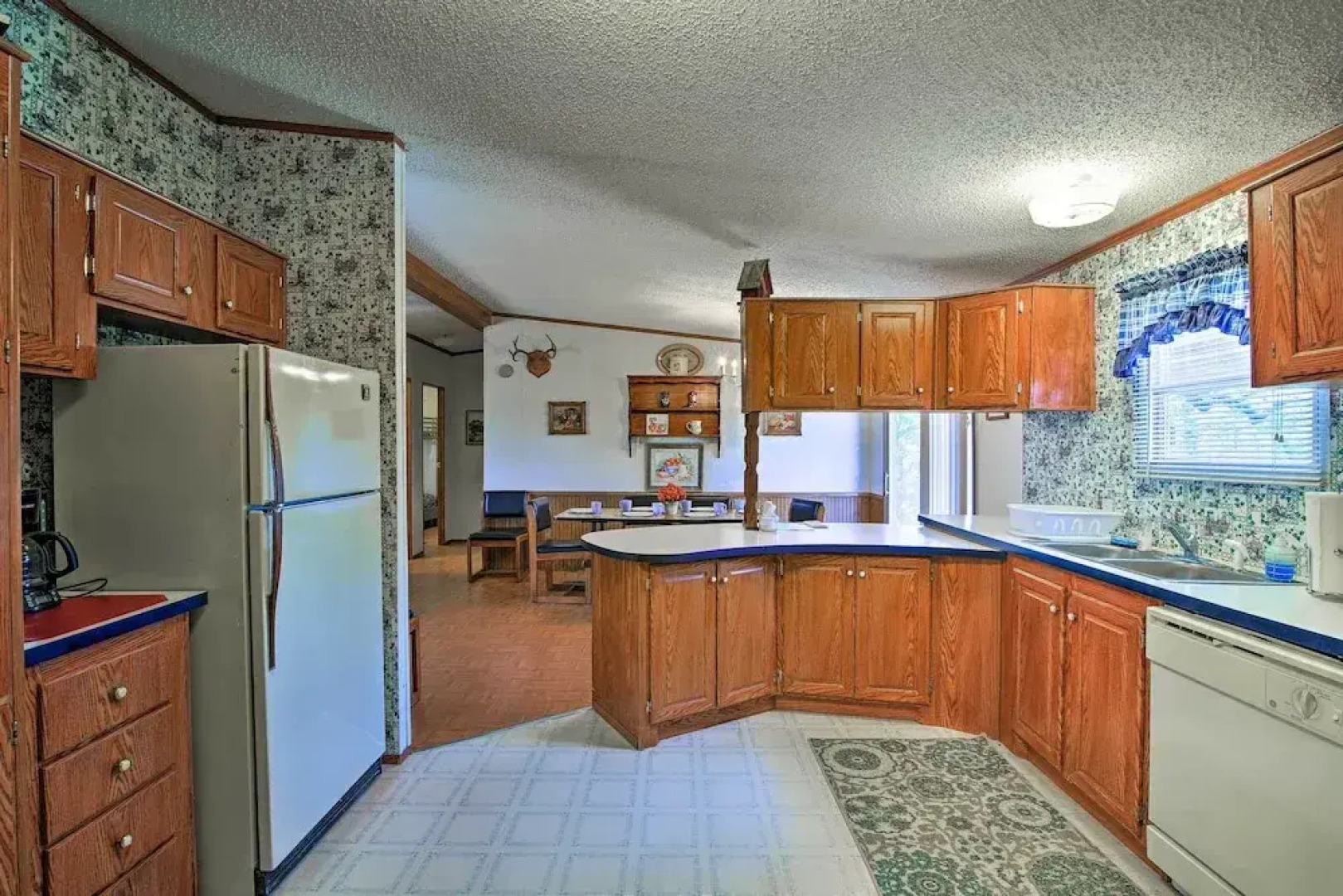 Utopia Family Home w/ Mountain Viewing Deck!