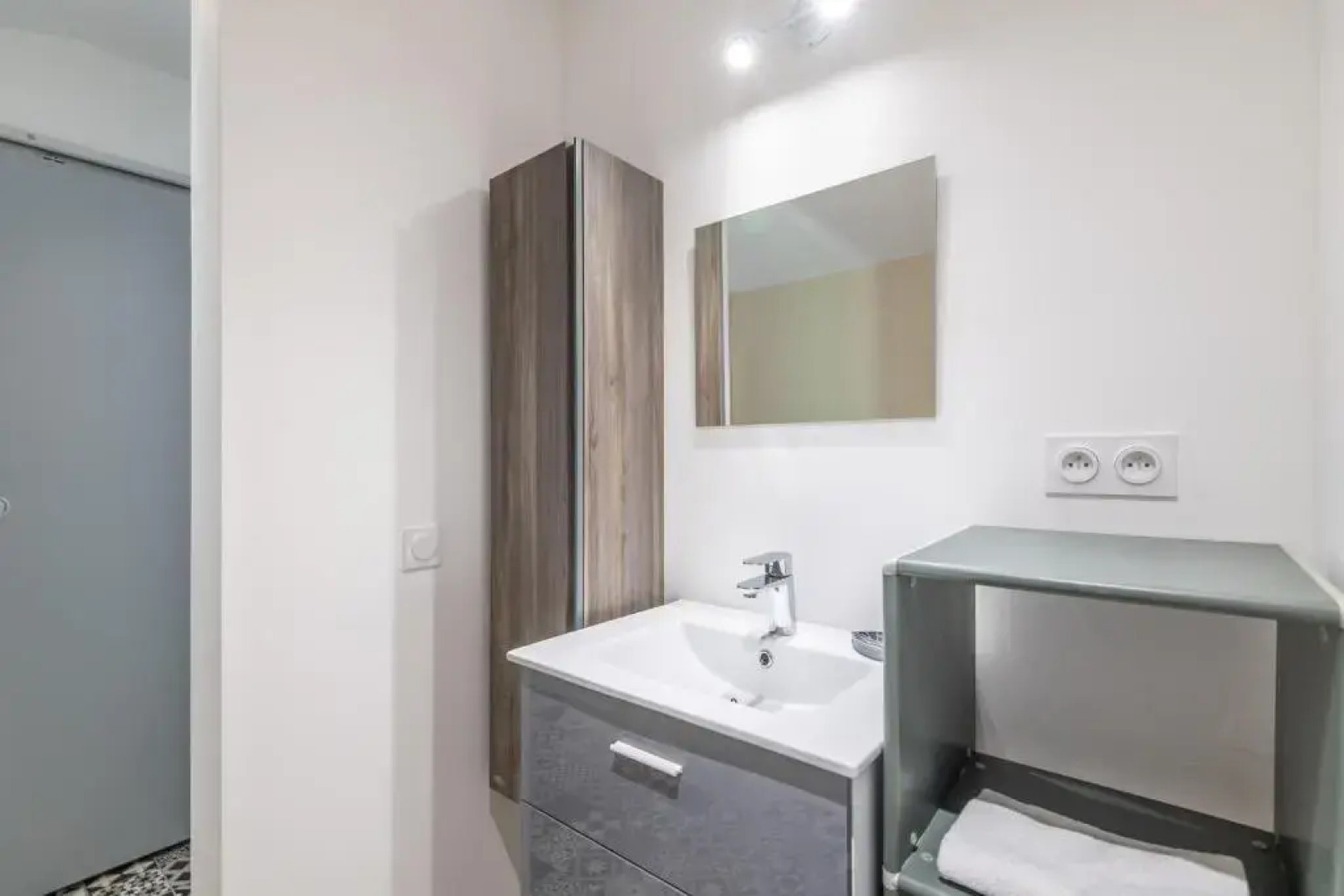 Ideally Located Furnished Townhouse With 3 Bedrooms Parking & Garden