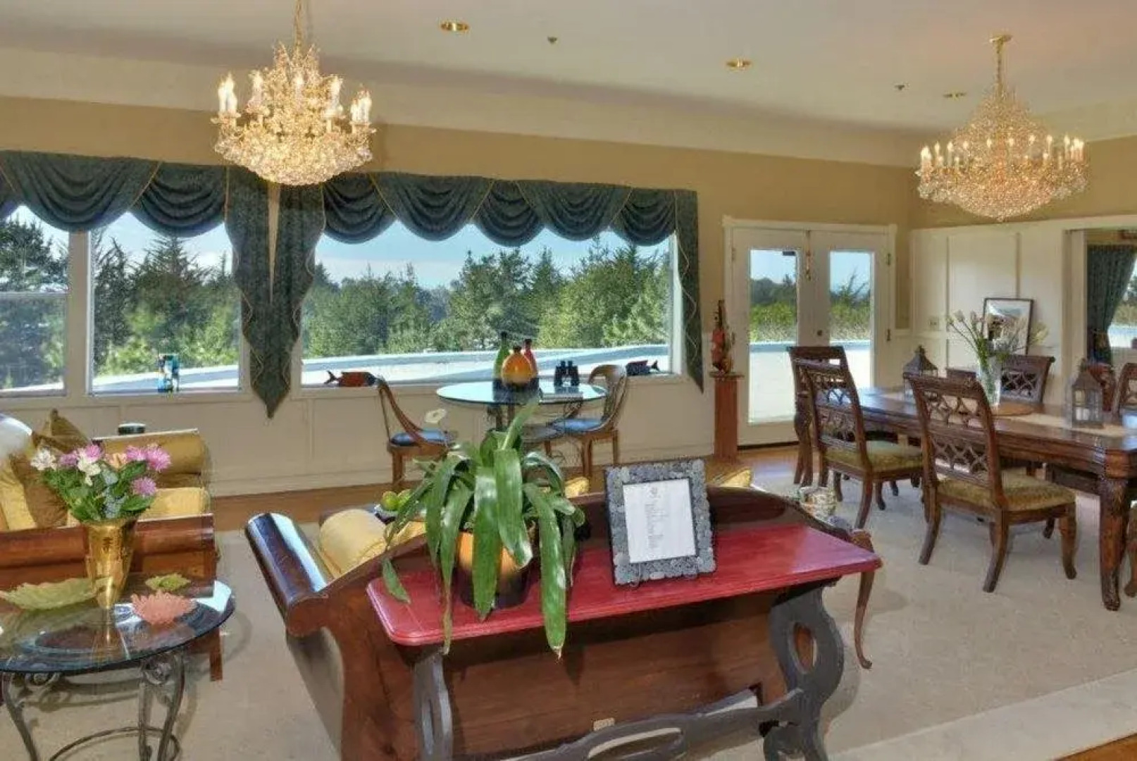 Bay Hill Mansion Bed & Breakfast