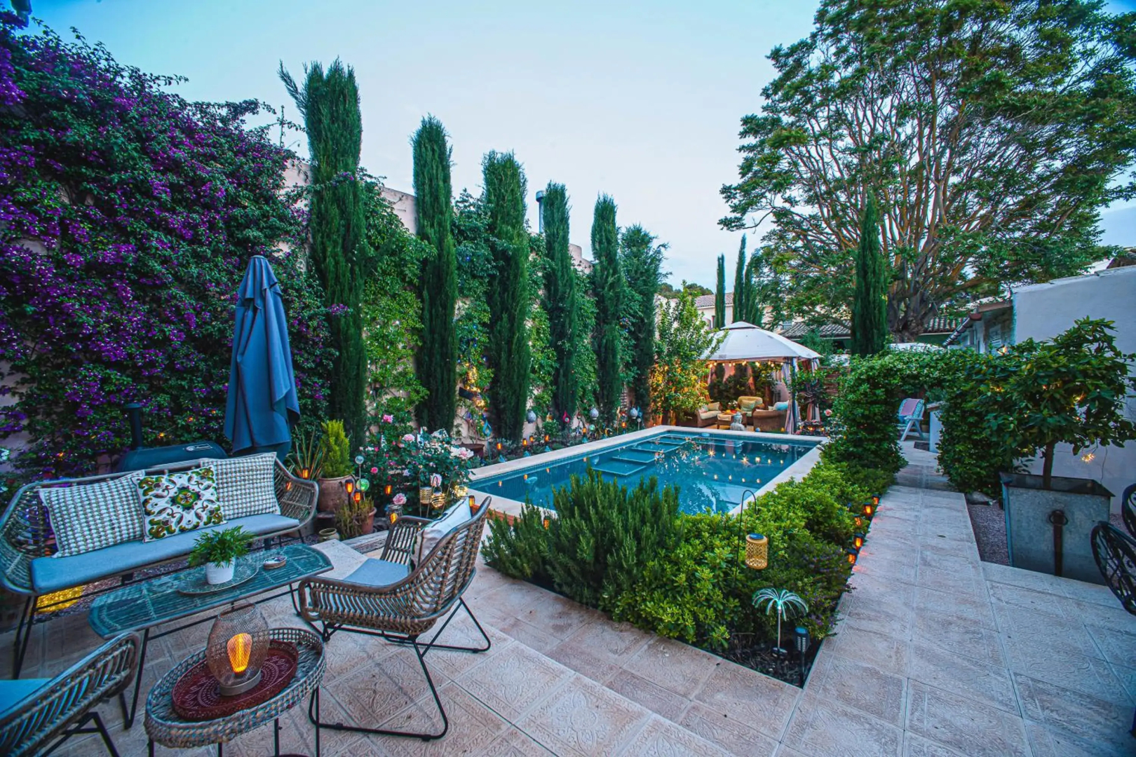Self Catering Garden Apartment with a Private Garden and Shared Pool