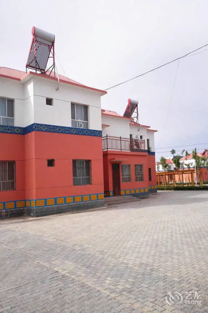 Desert Populus Family Hotel