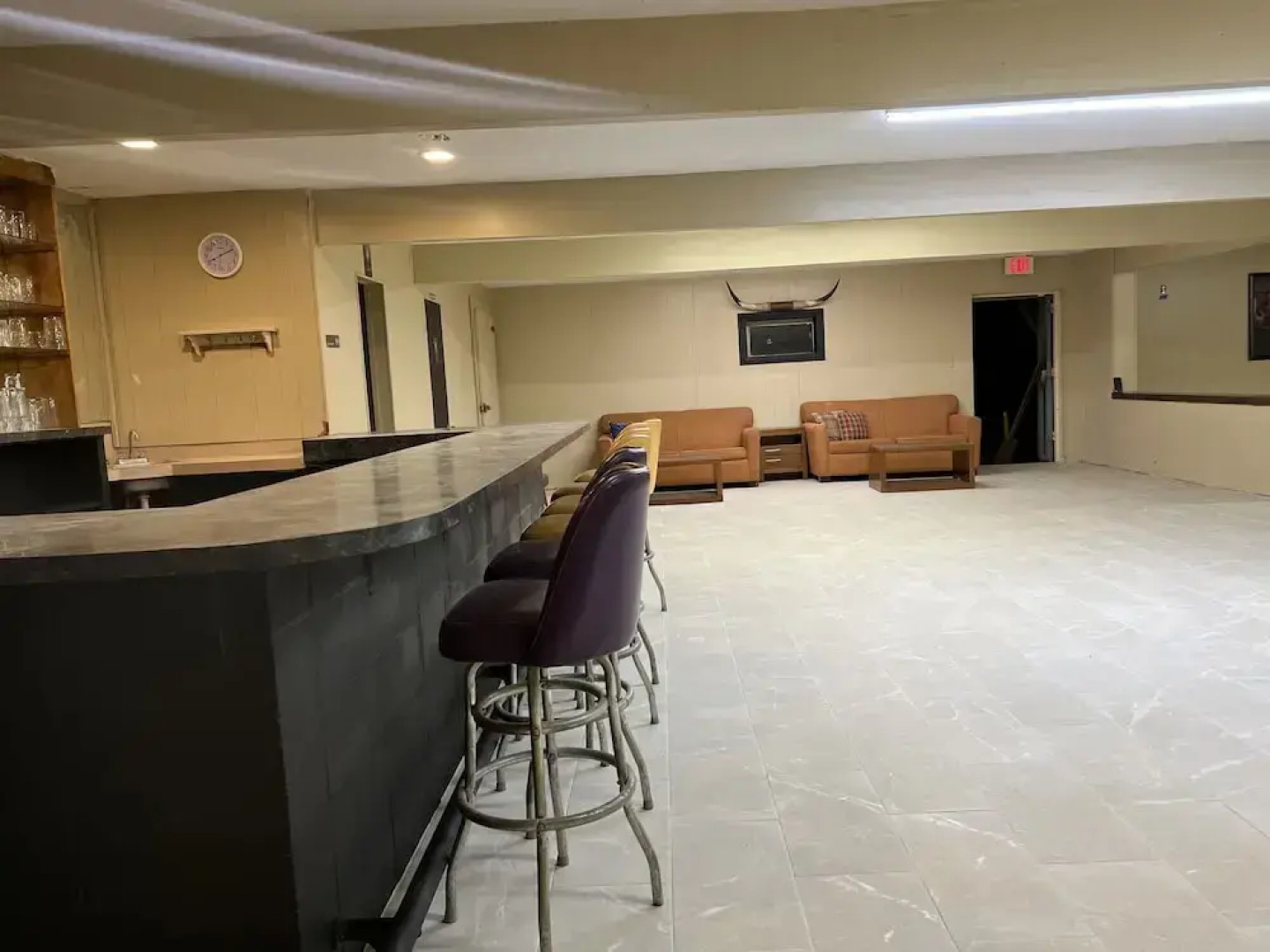 Driftwood Inn and Lodge by the lake