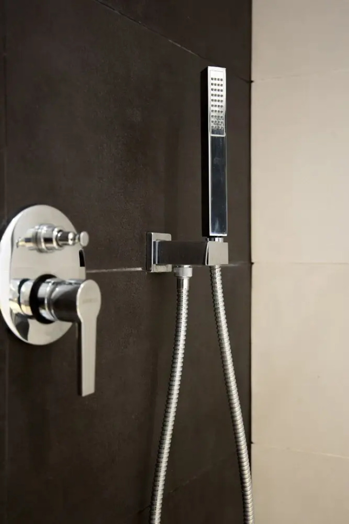 Erïk Langer Cesare Battisti Suites