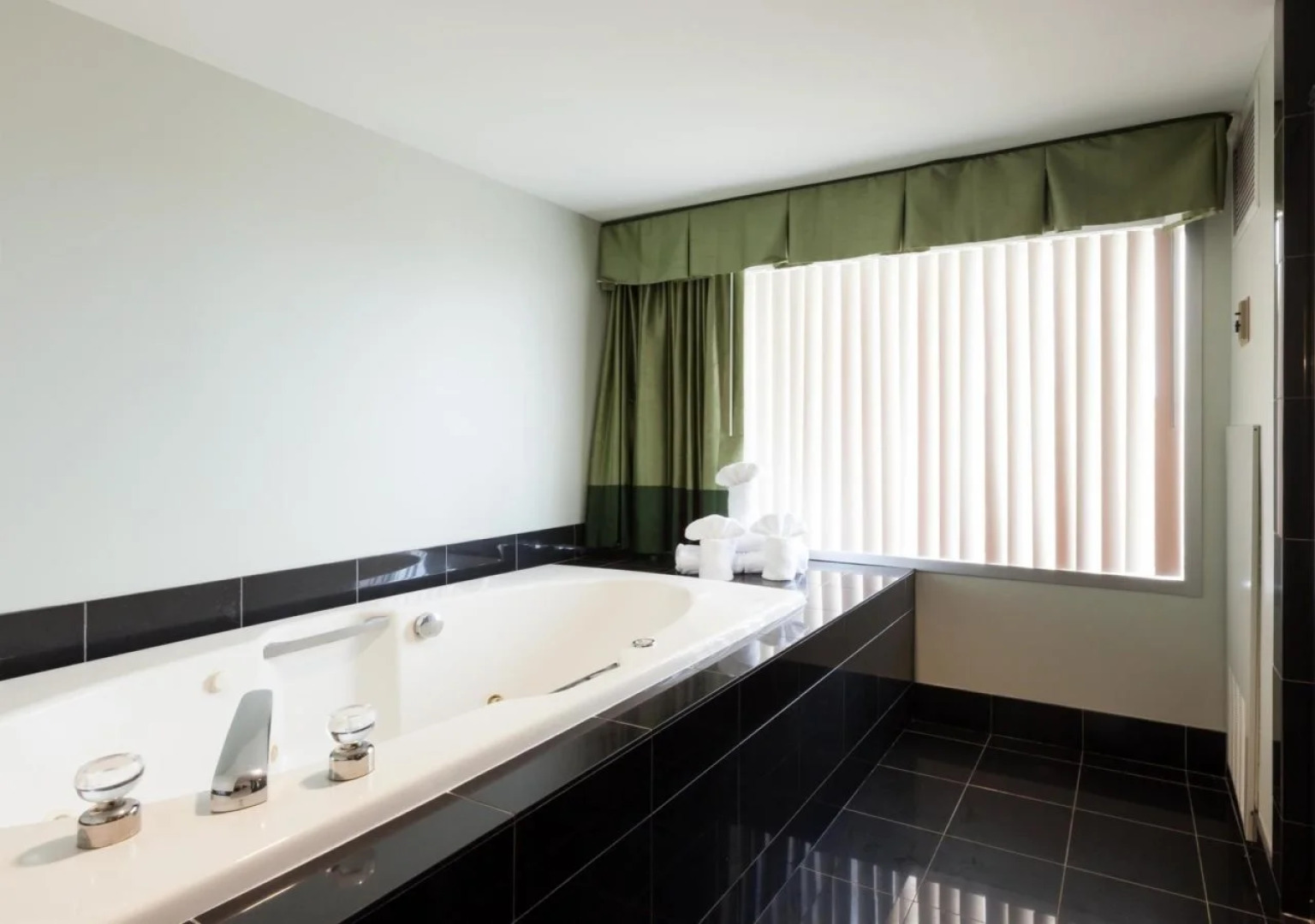 Crowne Plaza Cleveland at Playhouse Square by IHG