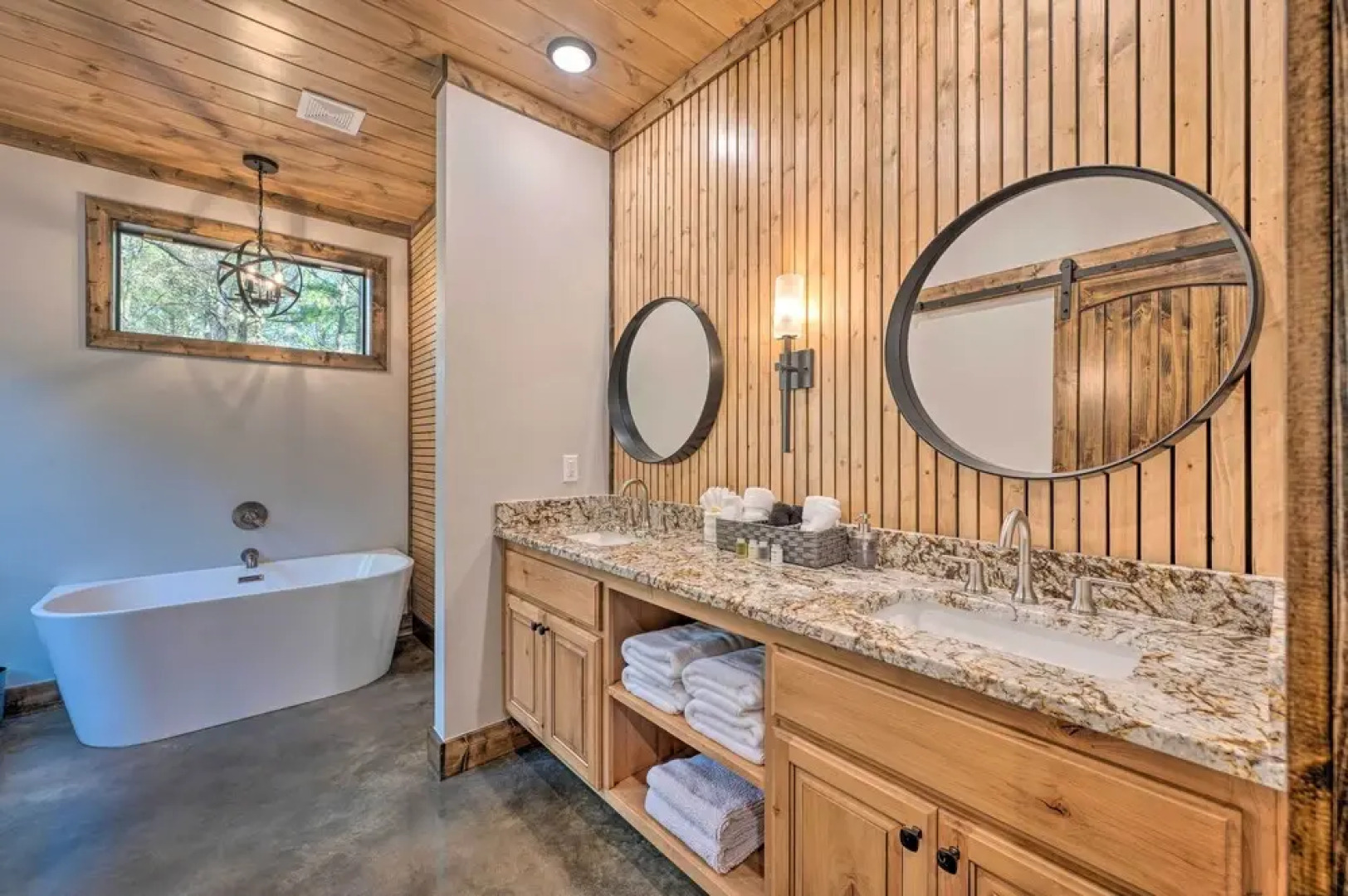 Broken Bow 'lazy Dog Lodge' w/ Hot Tub, Pool Table