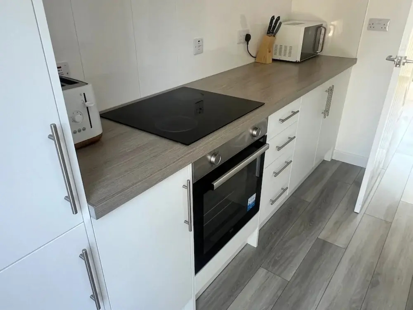 3 Bedroom House - Sleeps 6 & Free Parking