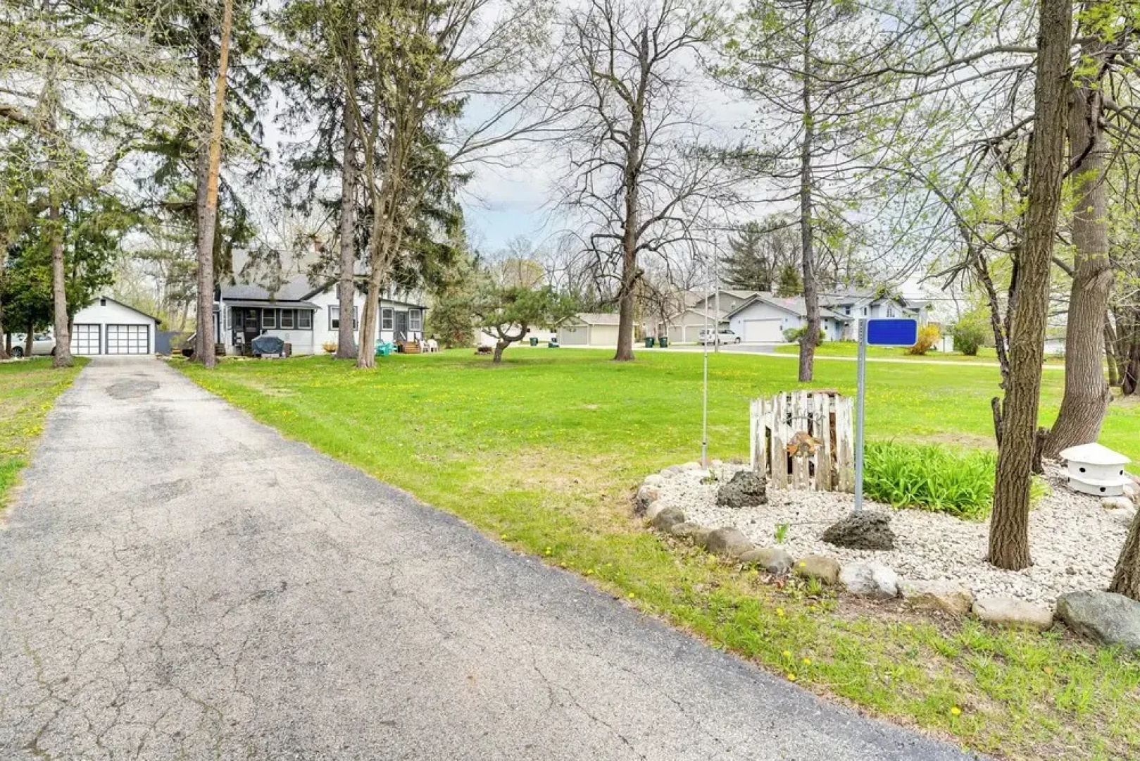 Twin Lakes Cottage: Walk to Elizabeth Lake!