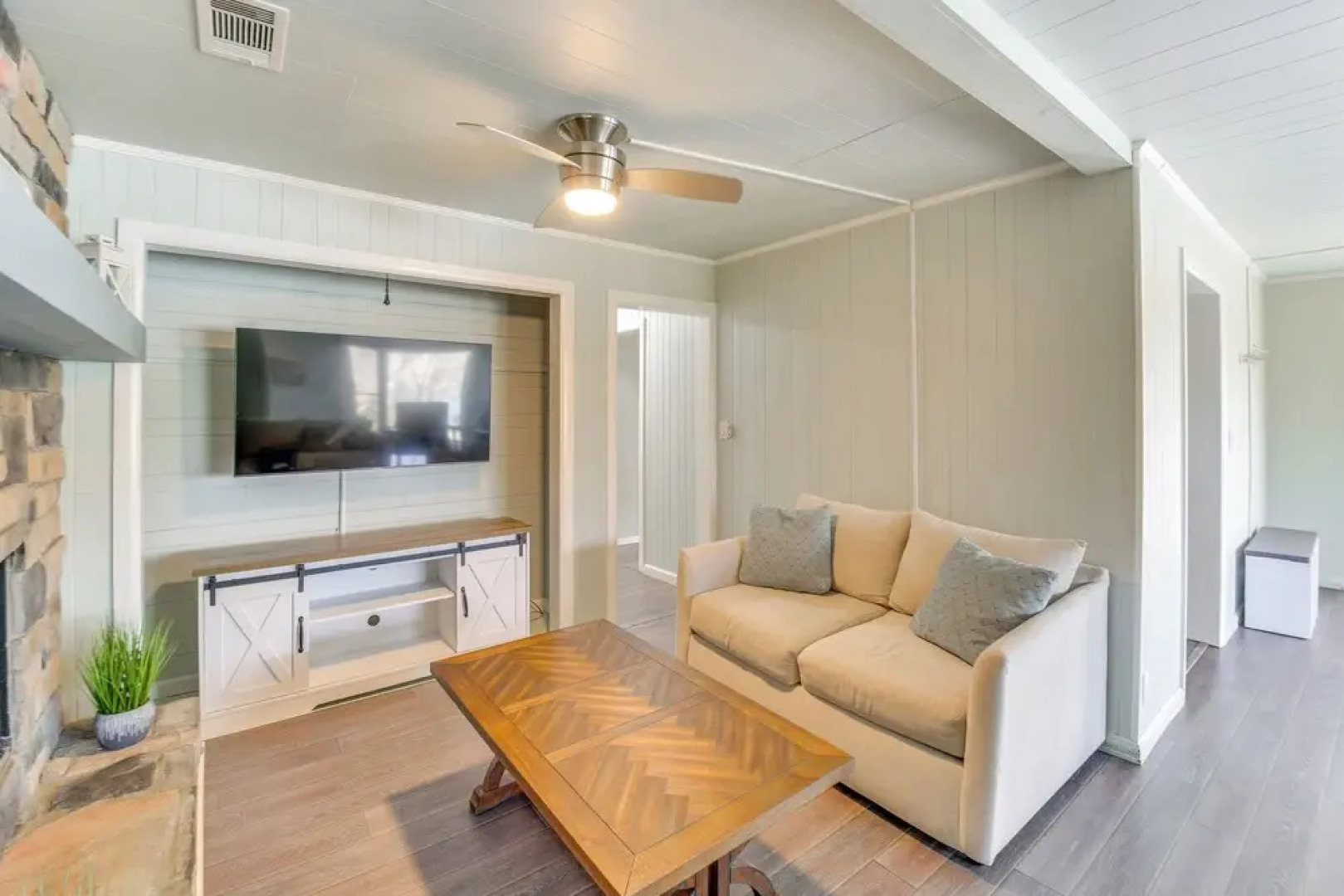 Lake Hamilton Family Gem: Hot Tub & Boat Slip!