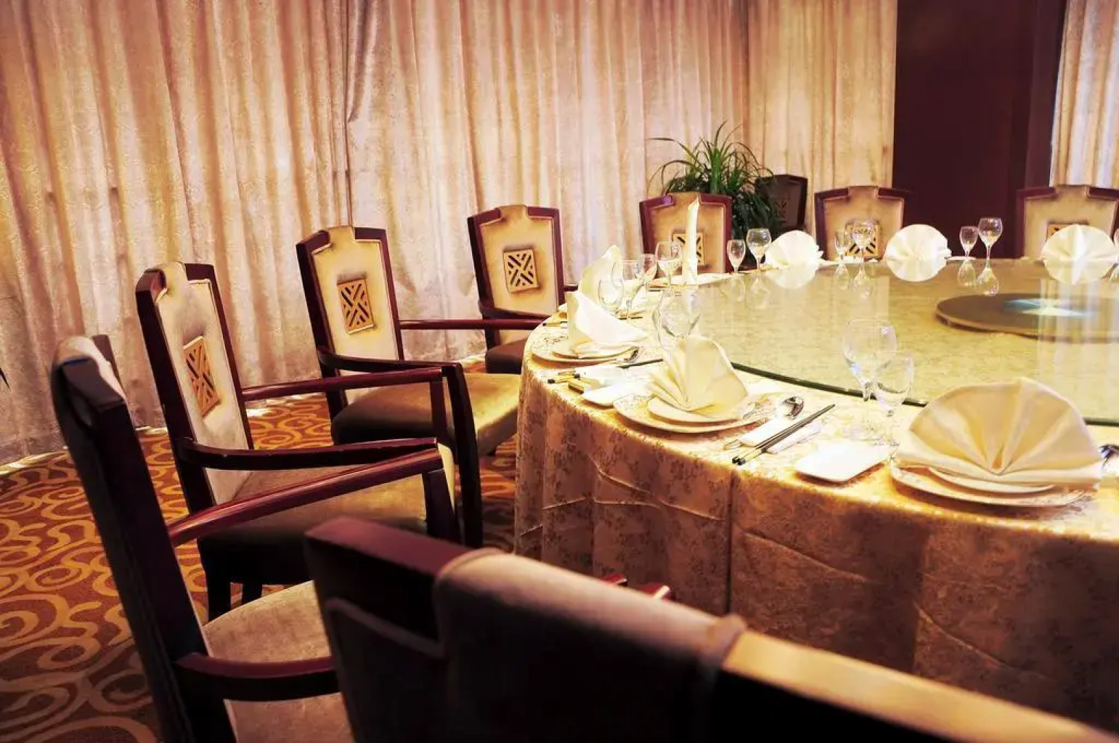 JingHang Holiday Hotel