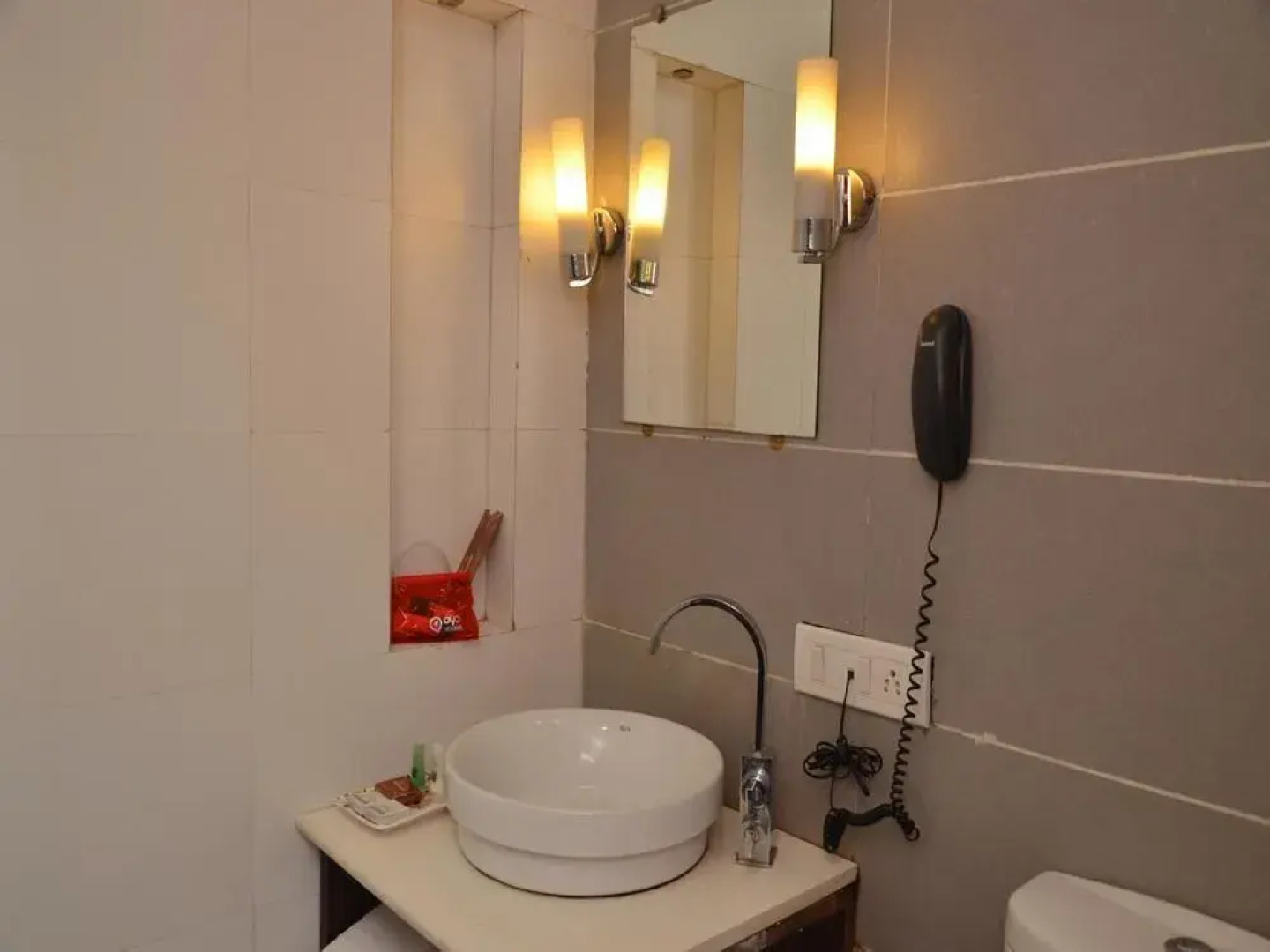 OYO 2037 Hotel Manor