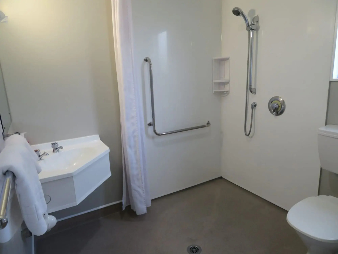 Commodore Court Motel