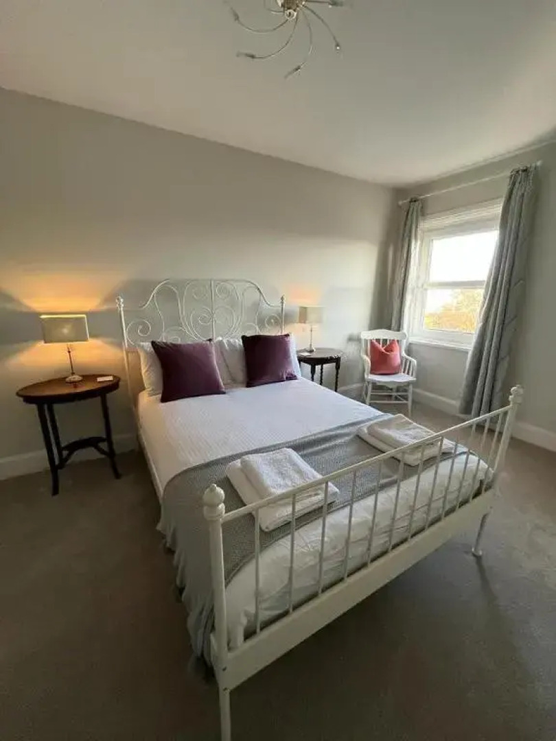 Treetop Sea Views - Super Cute & Cosy Seaside Getaway - Perfect for Couples, Families & Groups