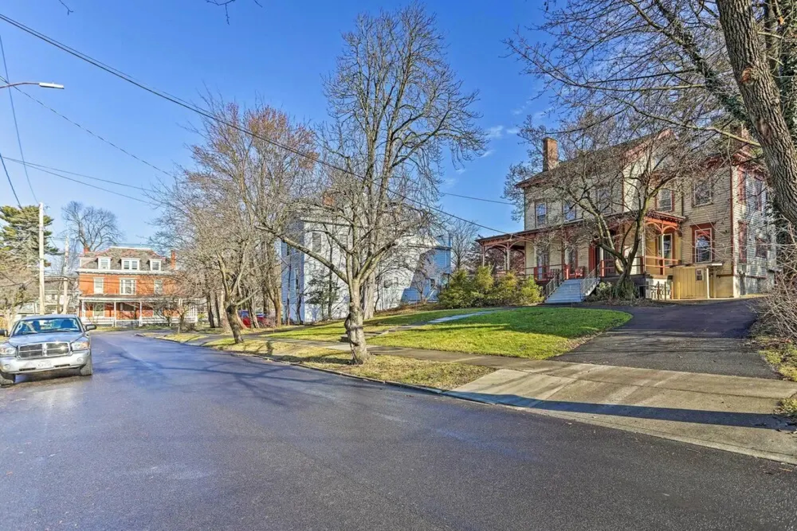 Pet-friendly Apt in 1850's Victorian Mansion!