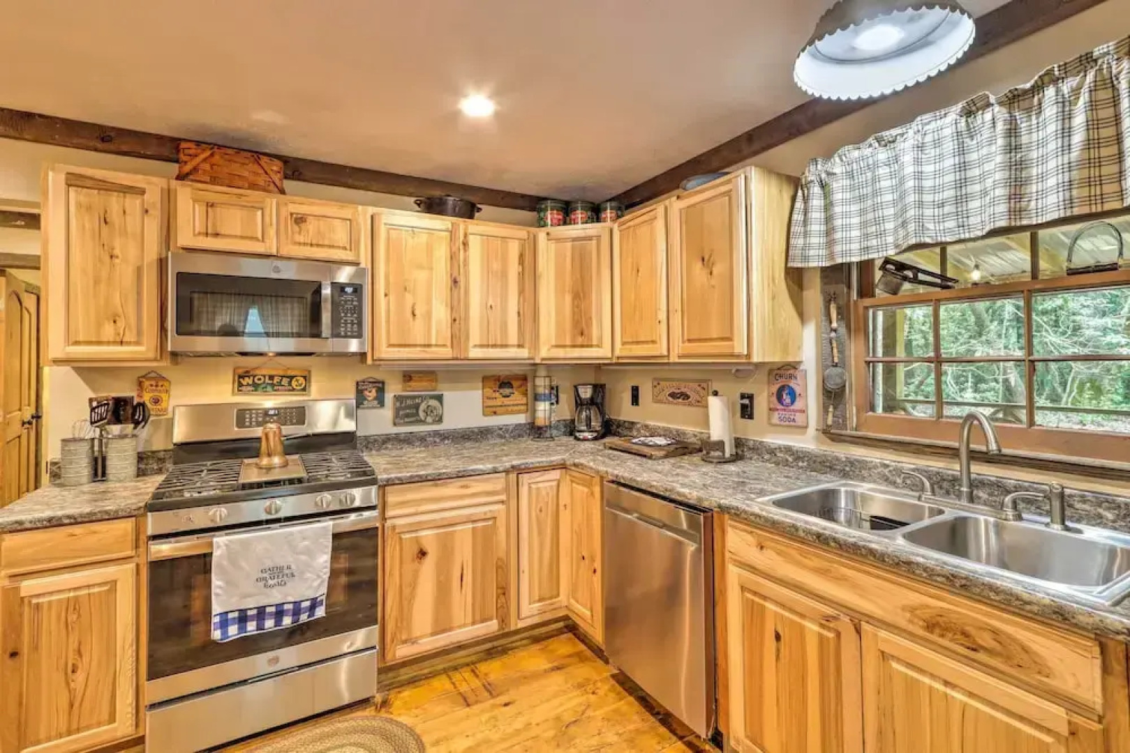 Cozy Creekside Mountain Escape w/ Hot Tub!