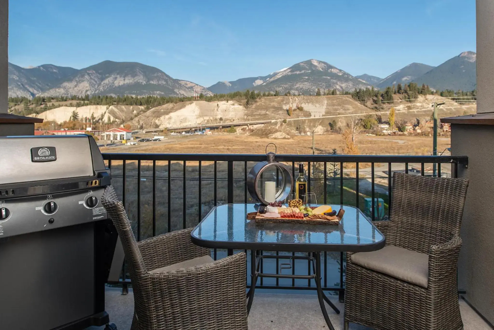 Modern Cozy 2 Bed 2 Bath with Lake and Mountain Views Pool and Hot Tub
