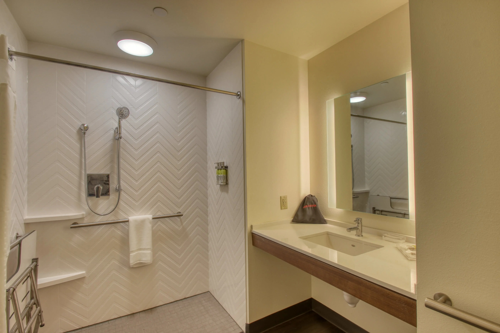 Holiday Inn - Appleton, an IHG Hotel