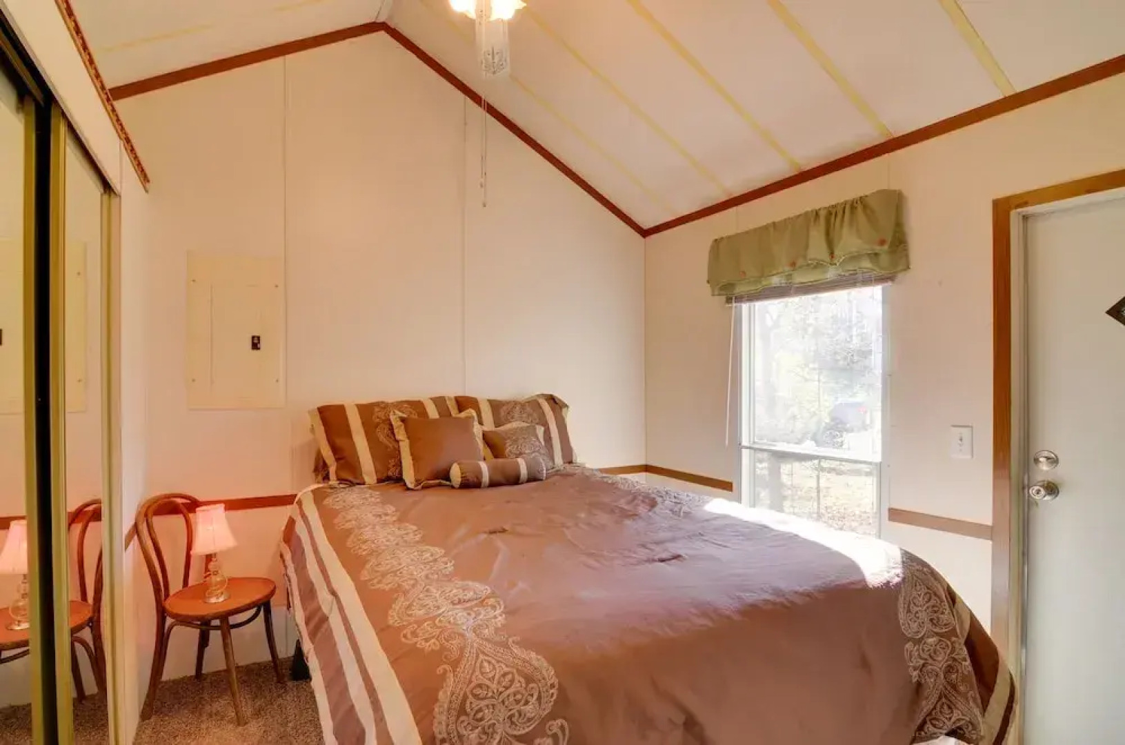 Cozy Tennessee Escape w/ Porch, Grill & Fire Pit!