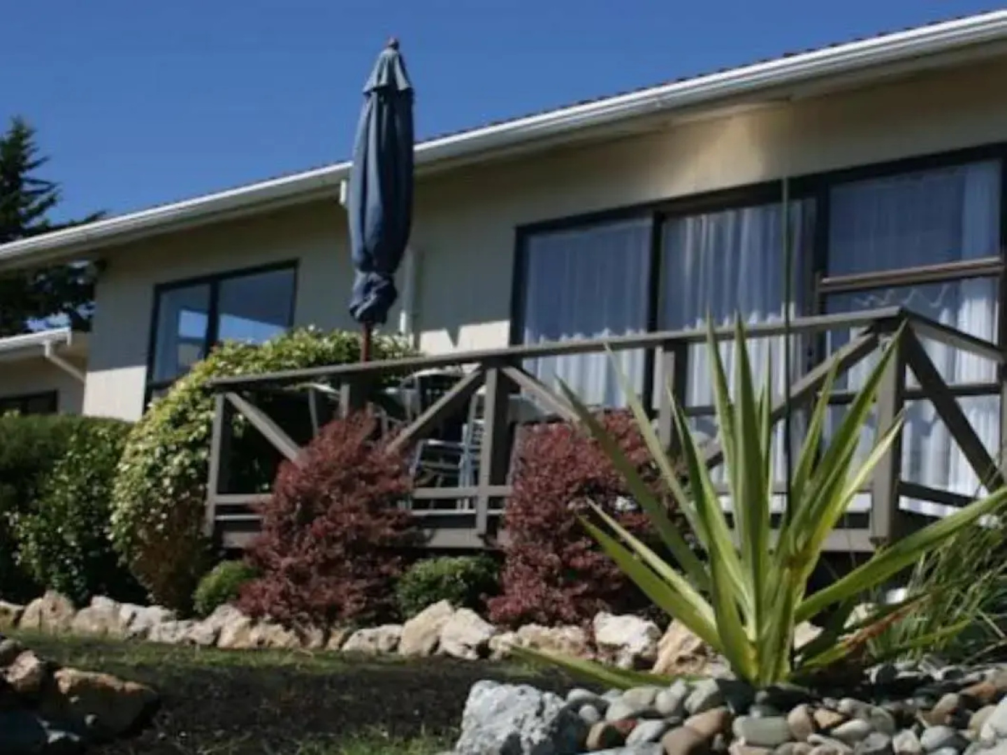 Pohara Beachfront Motel