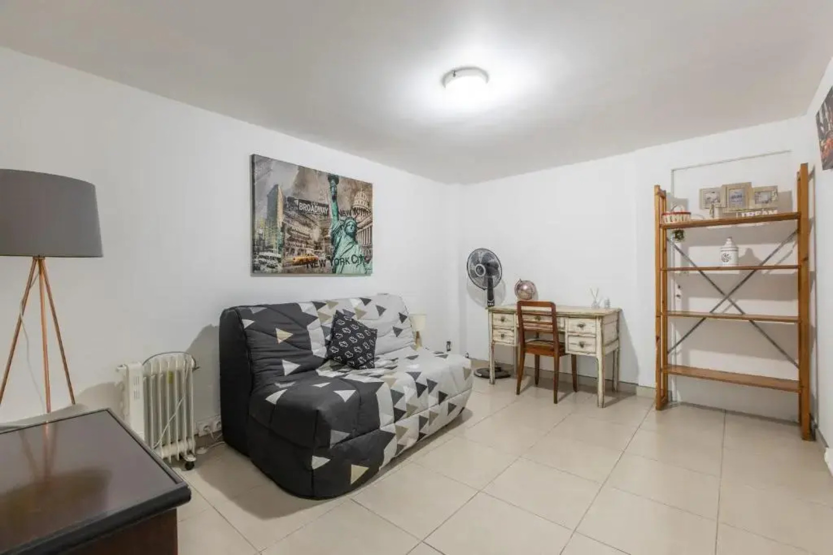 Quiet large 3-bedroom apartment with terrace, garden & incredible Mountain view