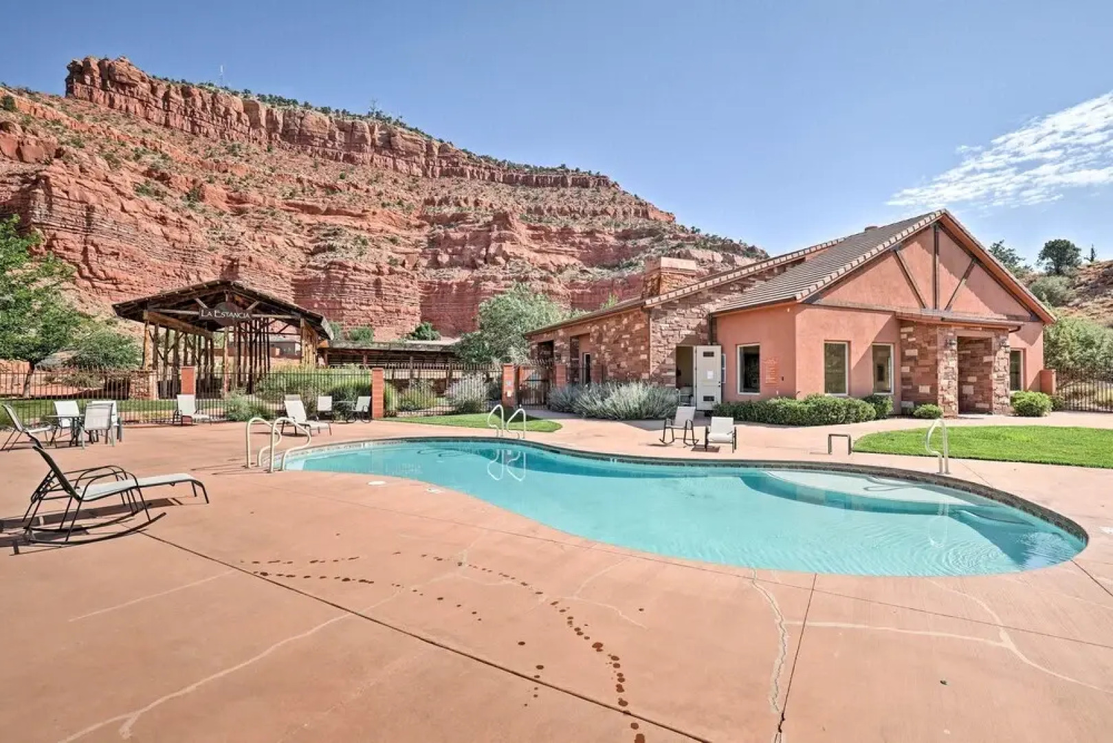 Day Trip to Zion: Home w/ Fire Pit & Pool Access