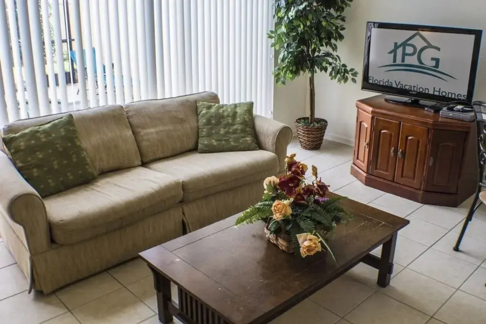 Neil's Windsor Hills Townhouse by RedAwning