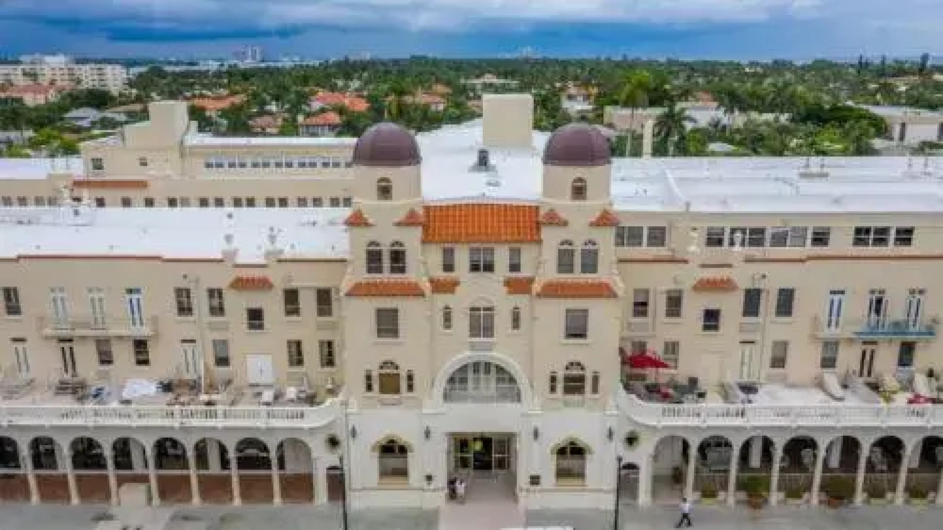Tropical Beach Condo - Pool, Parking, 86" TV, WiFi