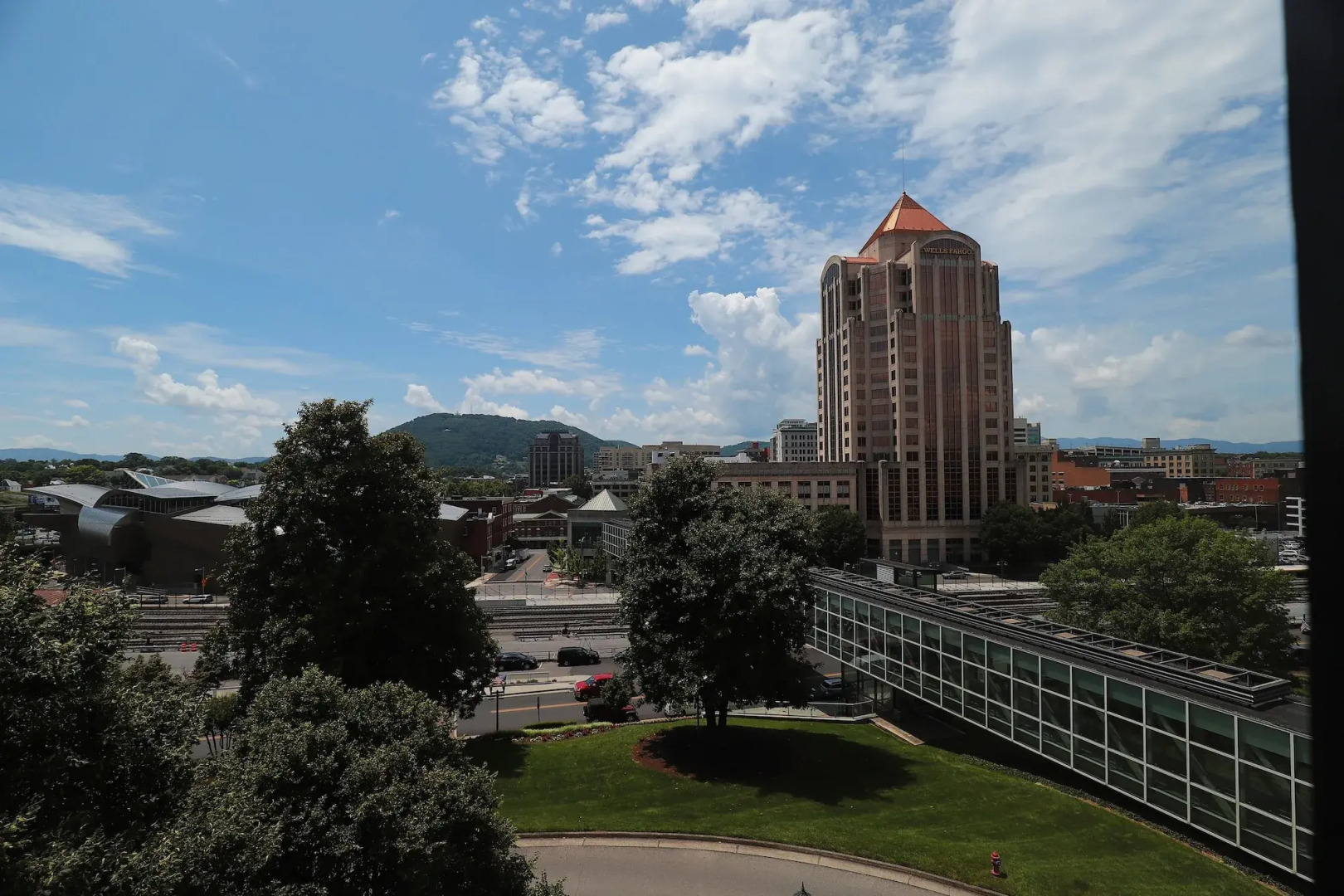 Hotel Roanoke & Conference Ctr, Curio Collection by Hilton