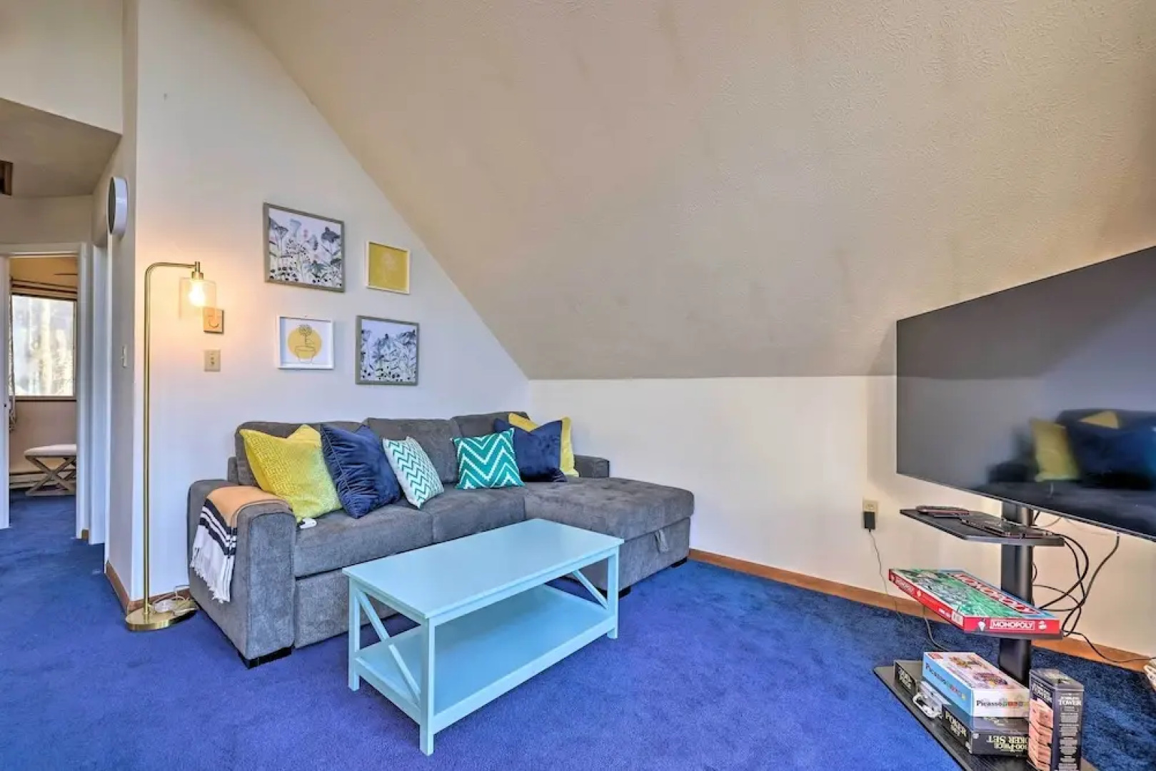 Modern Poconos Gem w/ Fire Pit, Deck & Pool Access