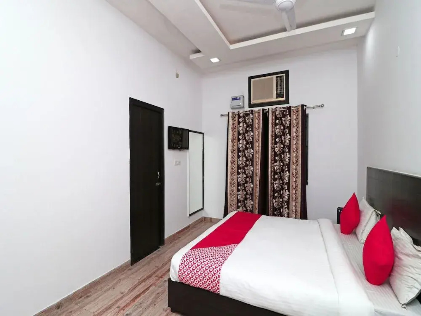 OYO 16080 The Royal Orchid