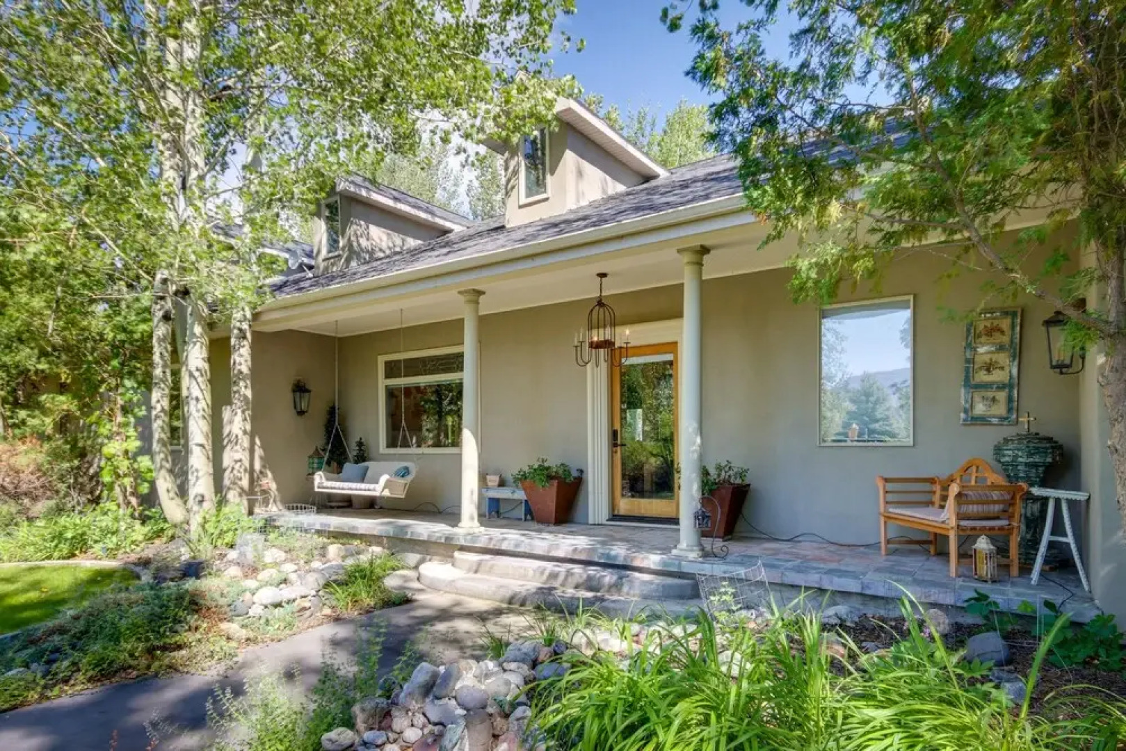 Riverfront Livingston House in Paradise Valley!